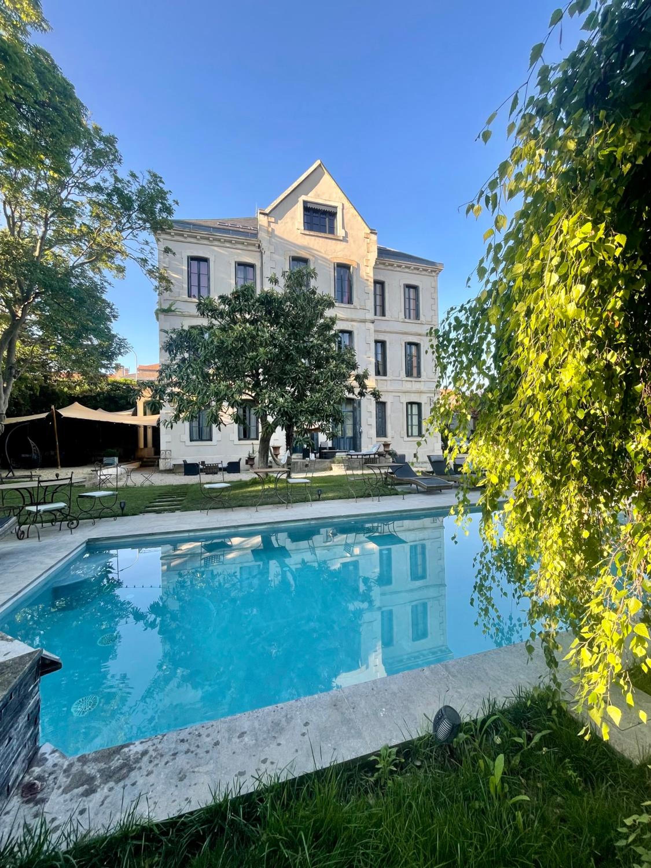 Demeure Saint Louis Historic manor, City 700m, free parking,A C,Clim,WIFI, city view, Garden view 2