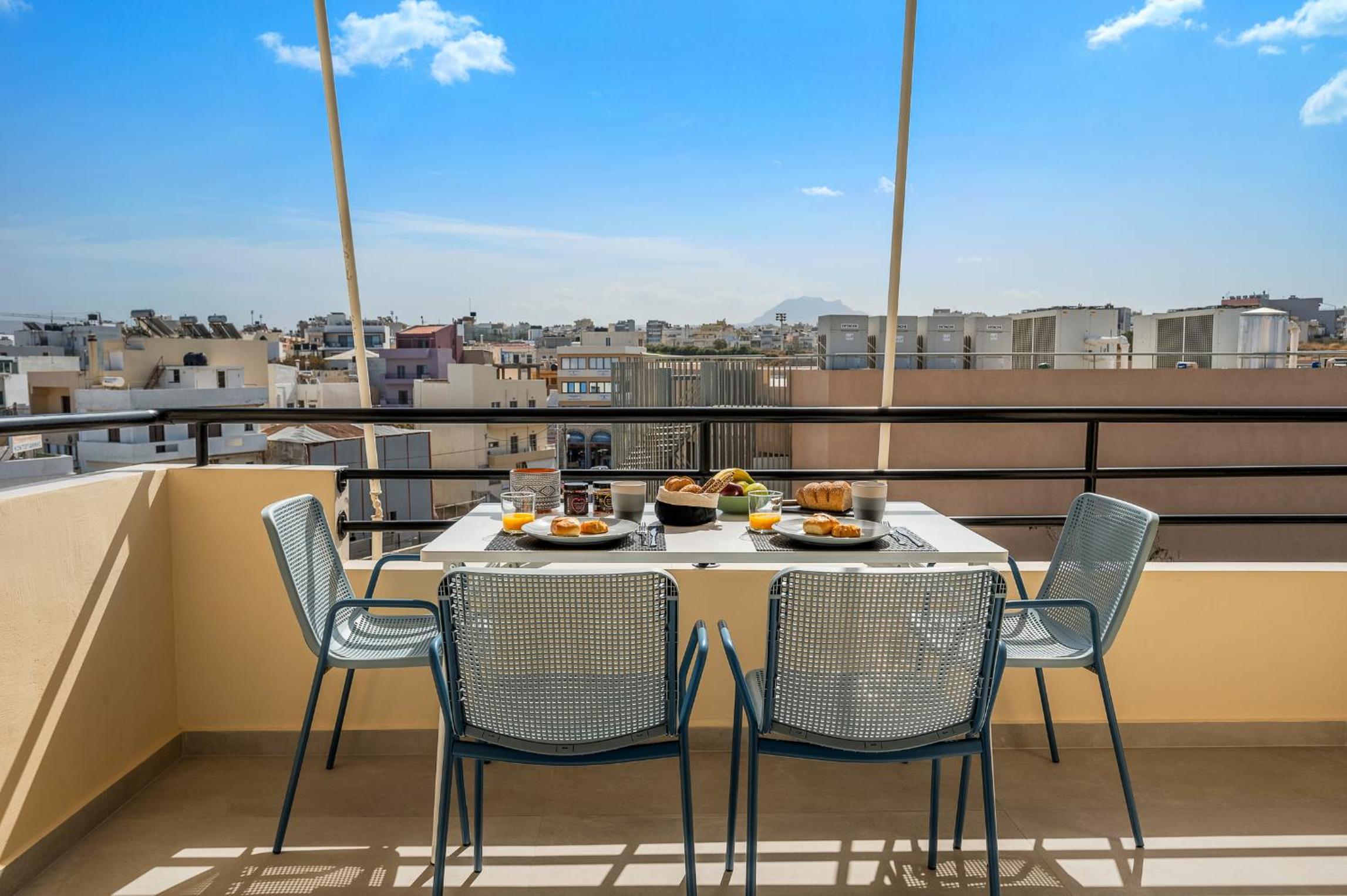 Porta Apt. - 2 bedroom penthouse + free parking!