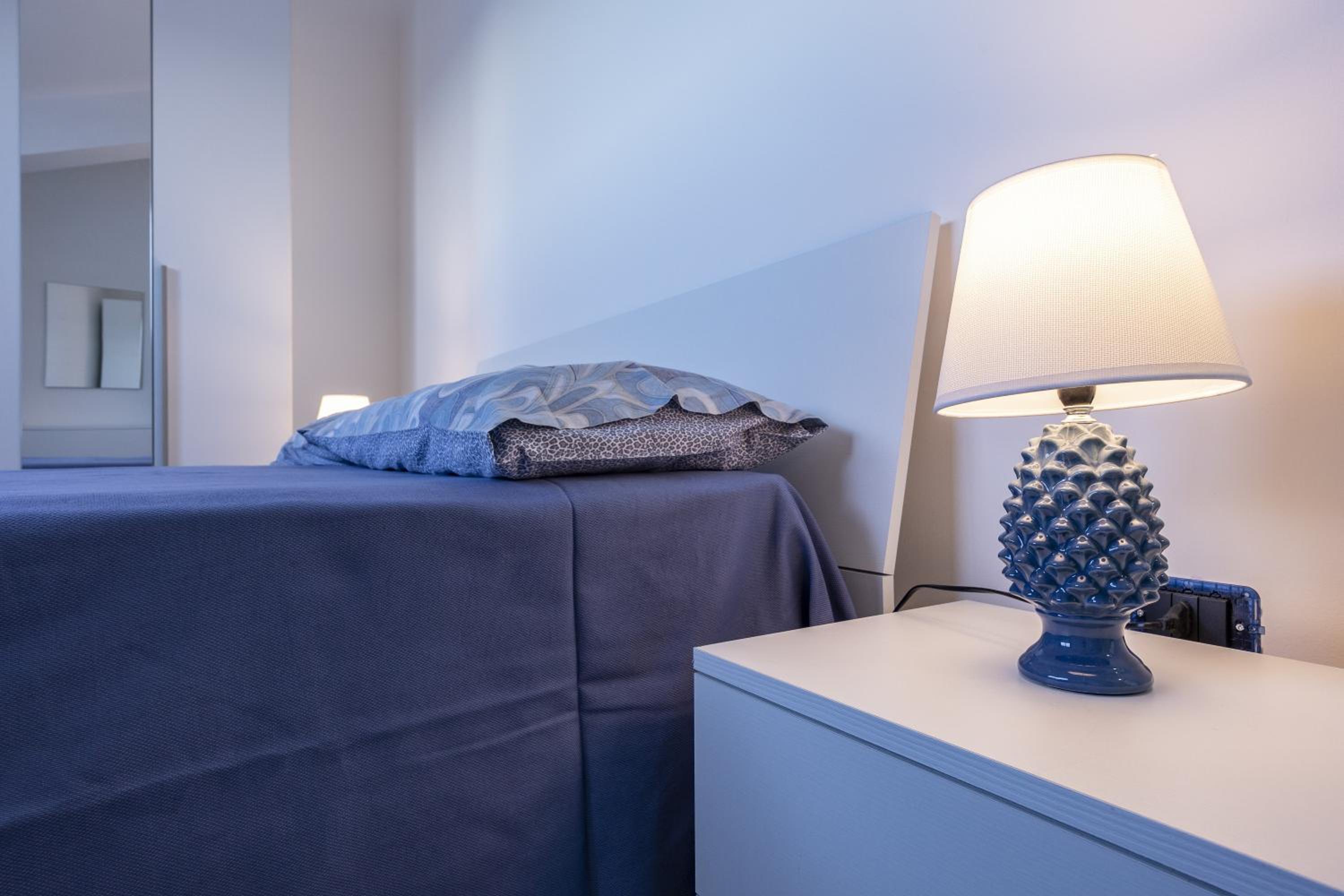 Seaview Apartment en Patti — bedroom