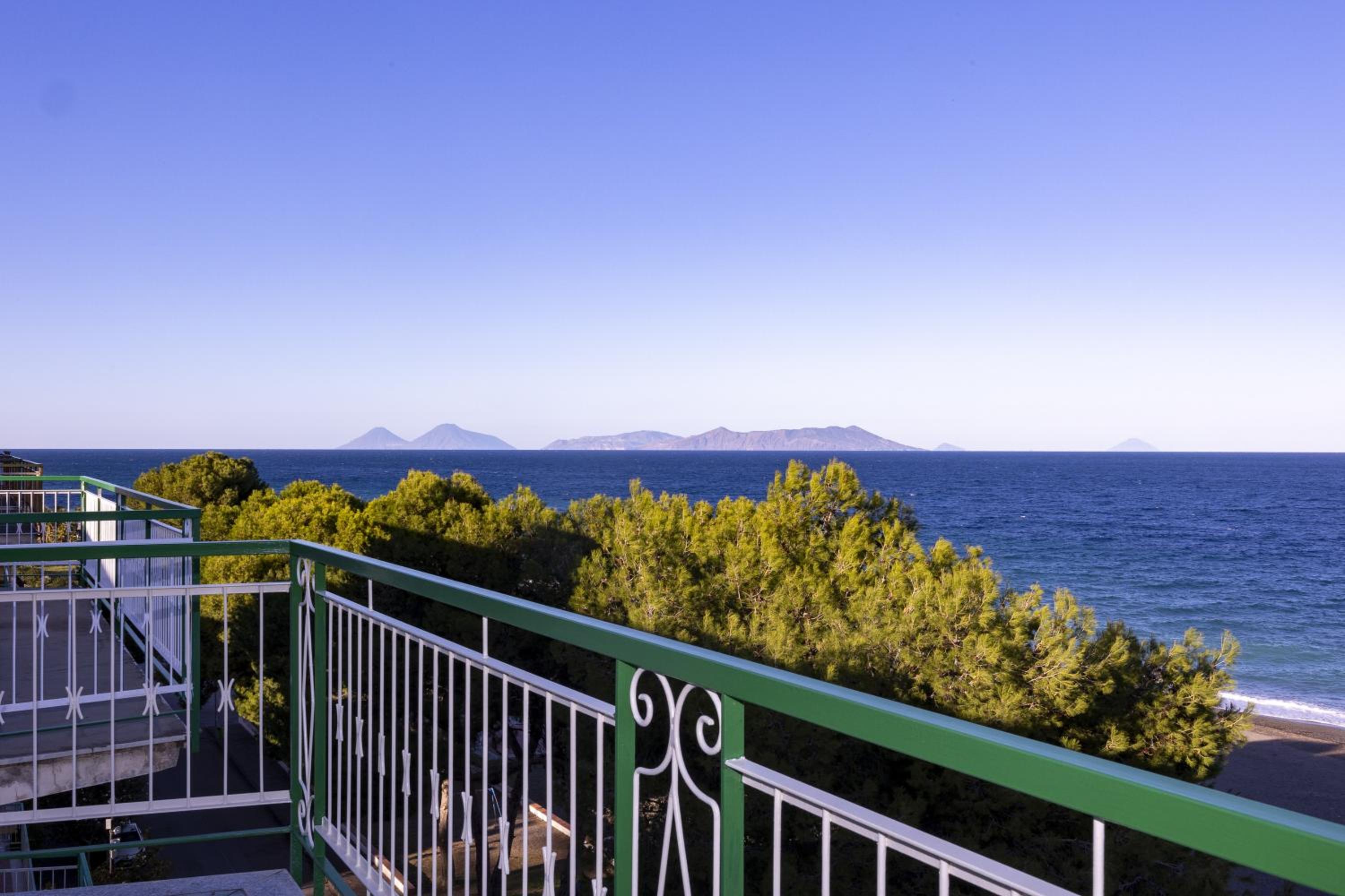 Seaview Apartment en Patti — balance & terrace