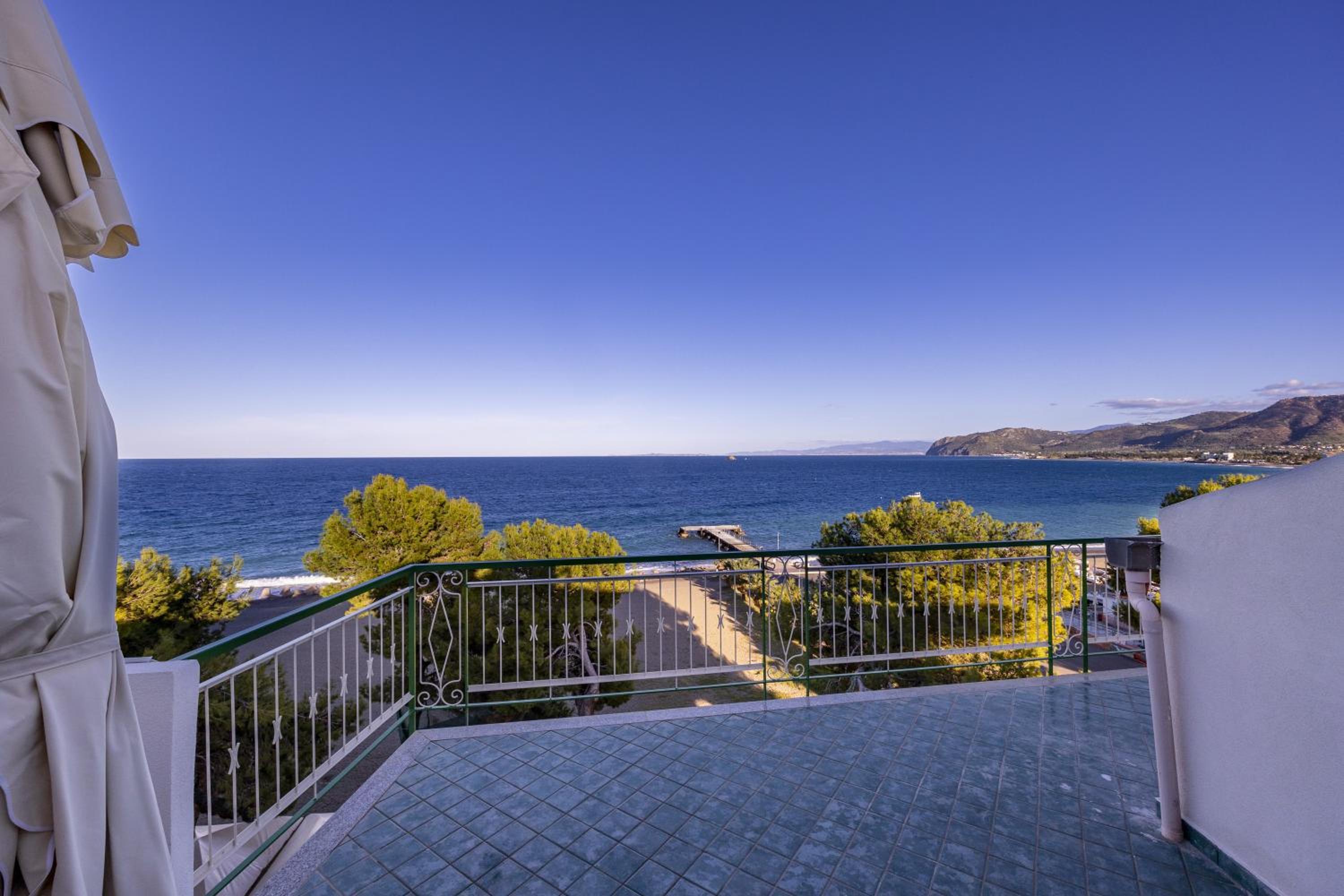 Seaview Apartment en Patti — balance & terrace