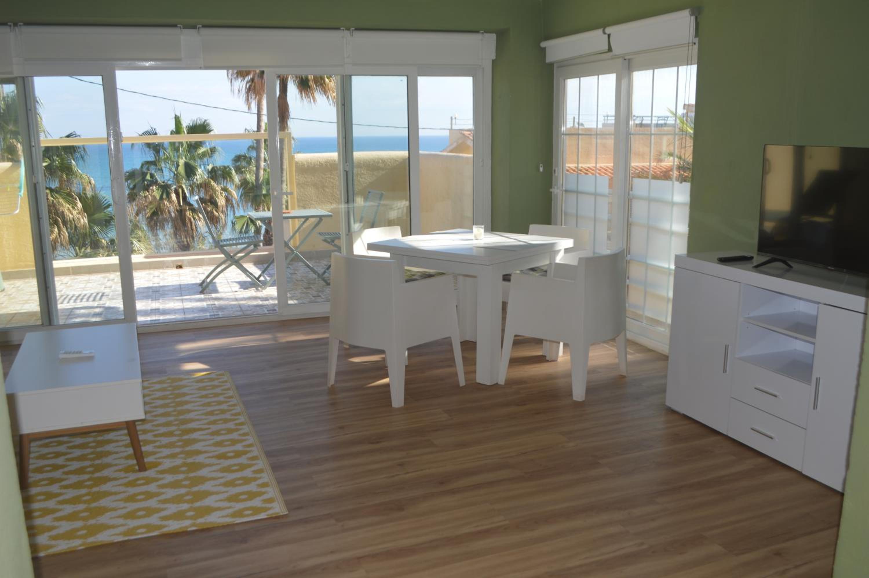 Espectacular Suite Privada a pie de playa y mar en CHALET ROQUETES