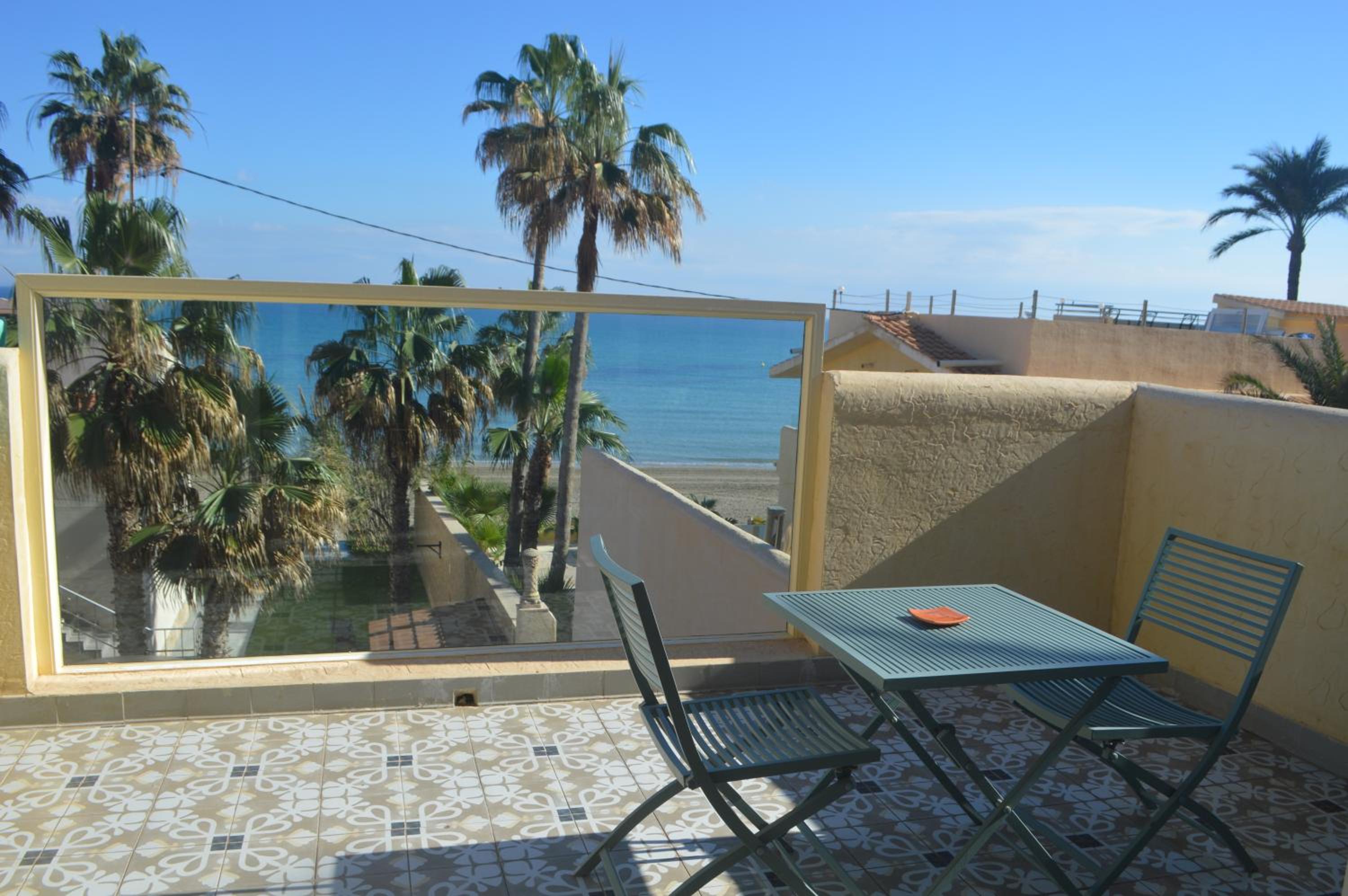 Espectacular Suite Privada a pie de playa y mar en CHALET ROQUETES