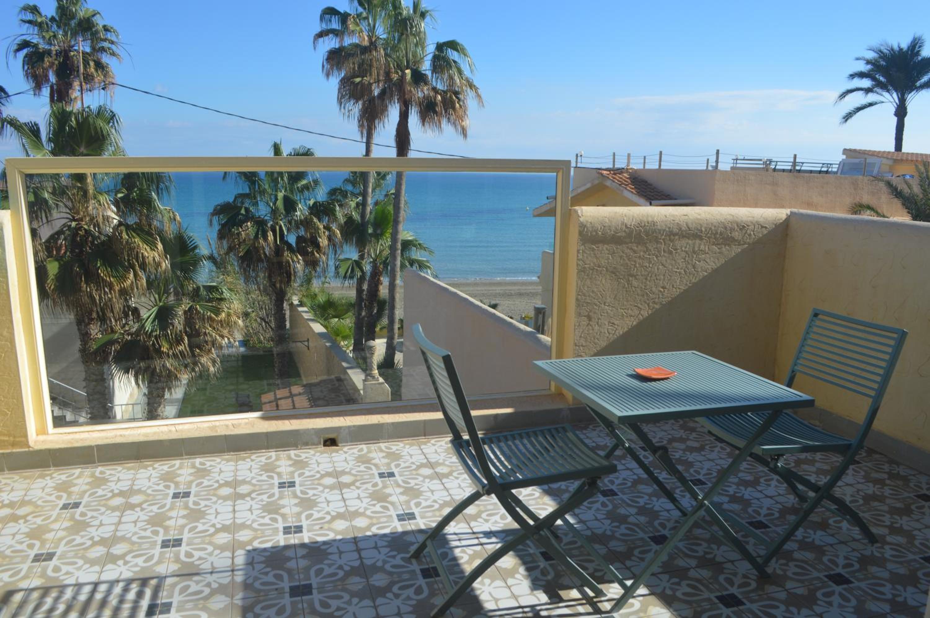 Espectacular Suite Privada a pie de playa y mar en CHALET ROQUETES