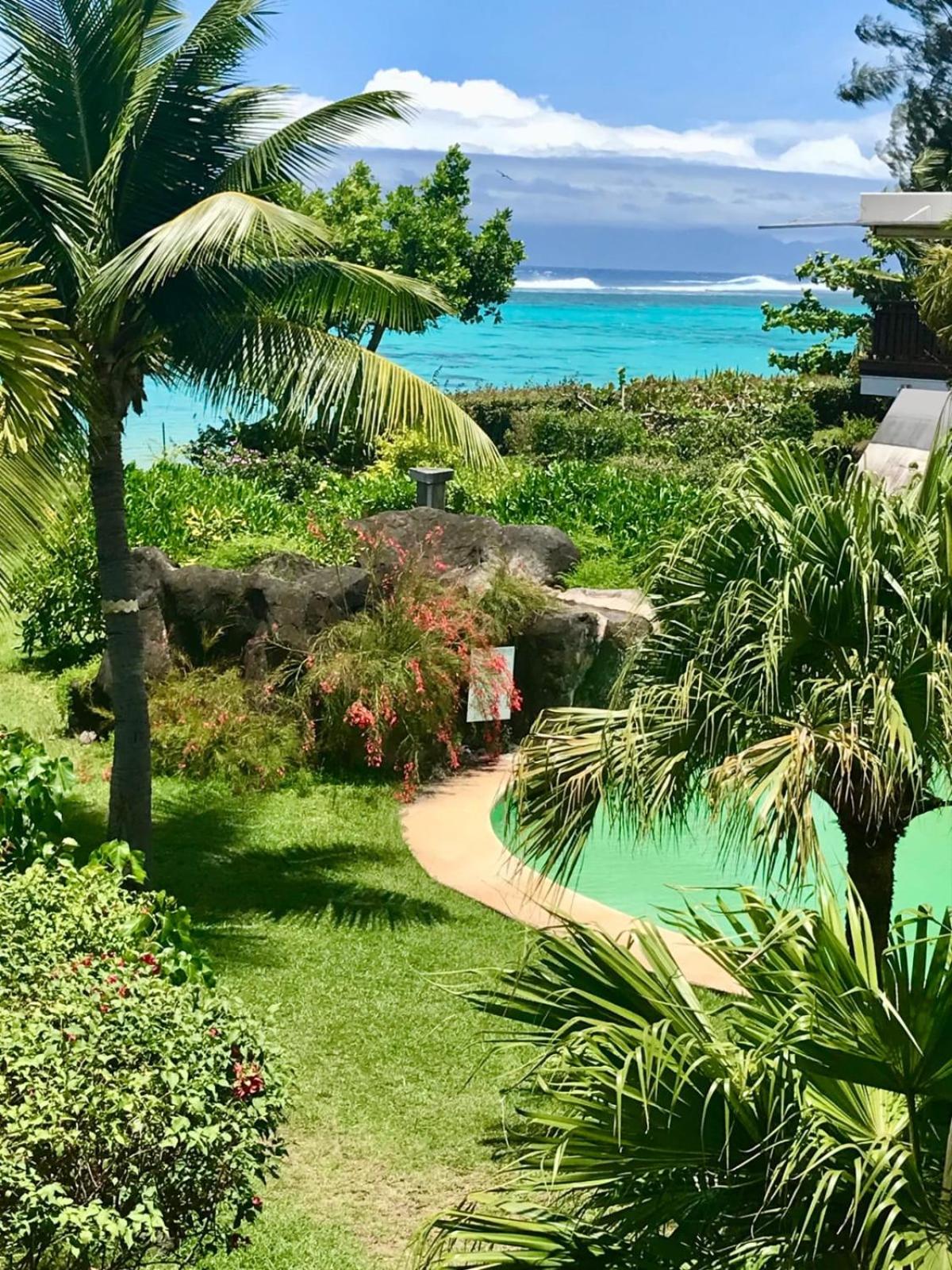Meherio Beach Carlton- Tahiti - lagoon view in a beachfront pool residence view 4