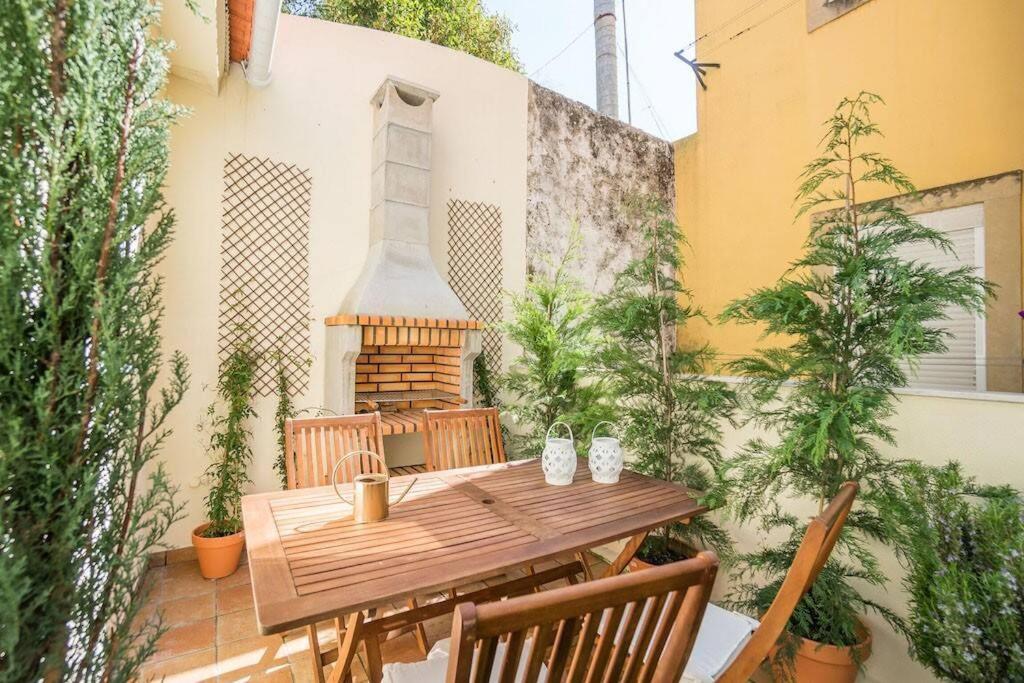 Lisbon Lapa Flat w/ Patio view 3