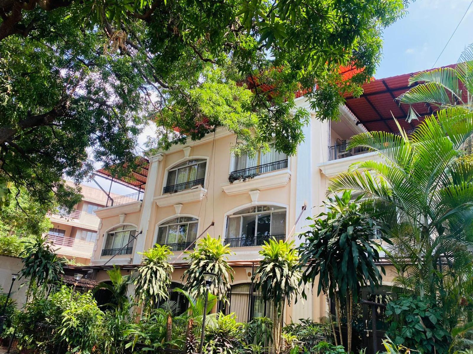 Ivy Pearl Houses Row House No 3 (4 BHK) with Common Pool