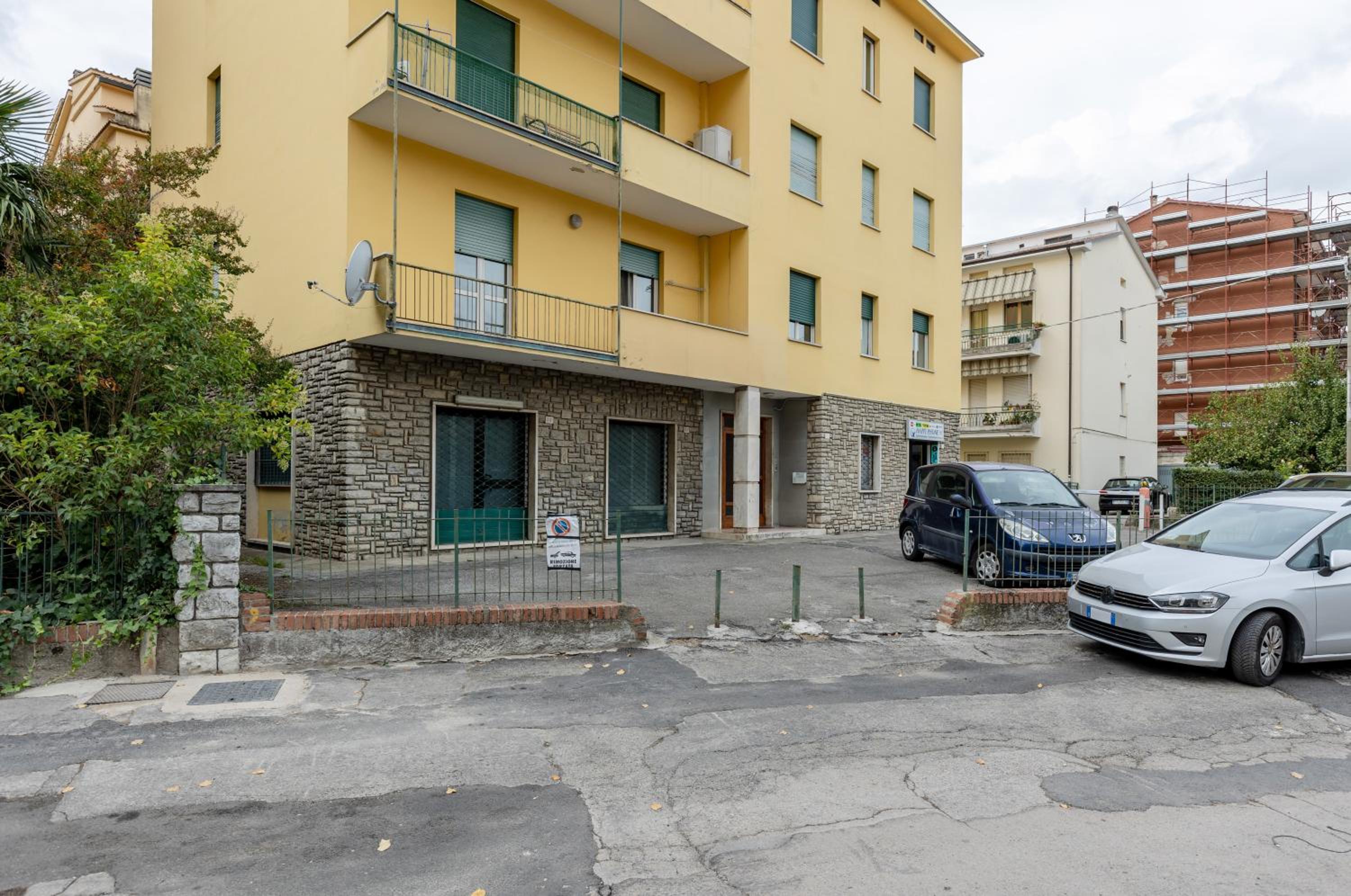 GuestHost - Bell'occhio Colorful Apt with Parking view 2