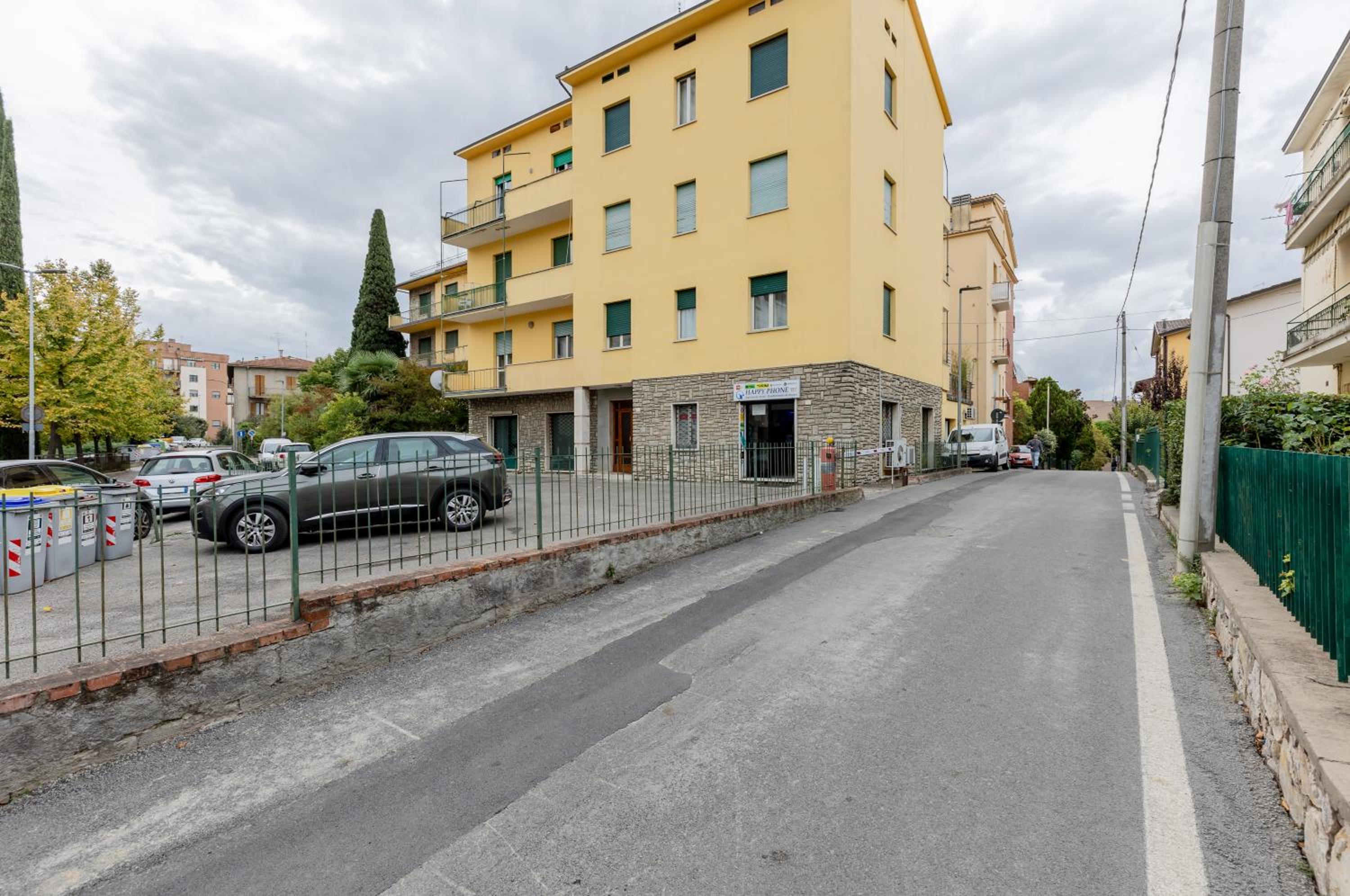 GuestHost - Bell'occhio Colorful Apt with Parking view 3
