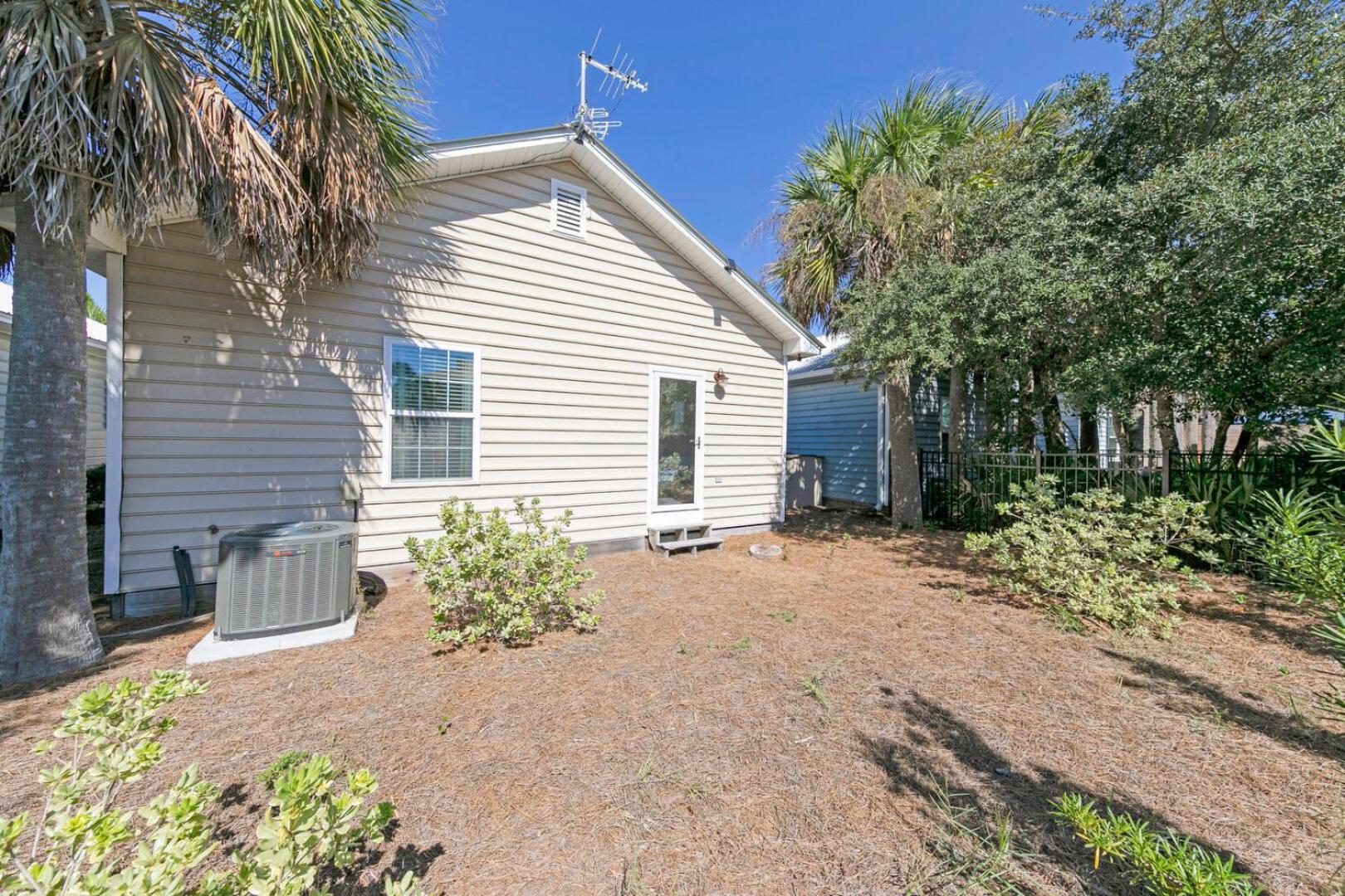 A Sunshine Daydream - Remodeled, Beach 3 Blocks, mins to Seaside square with communal pool view 3