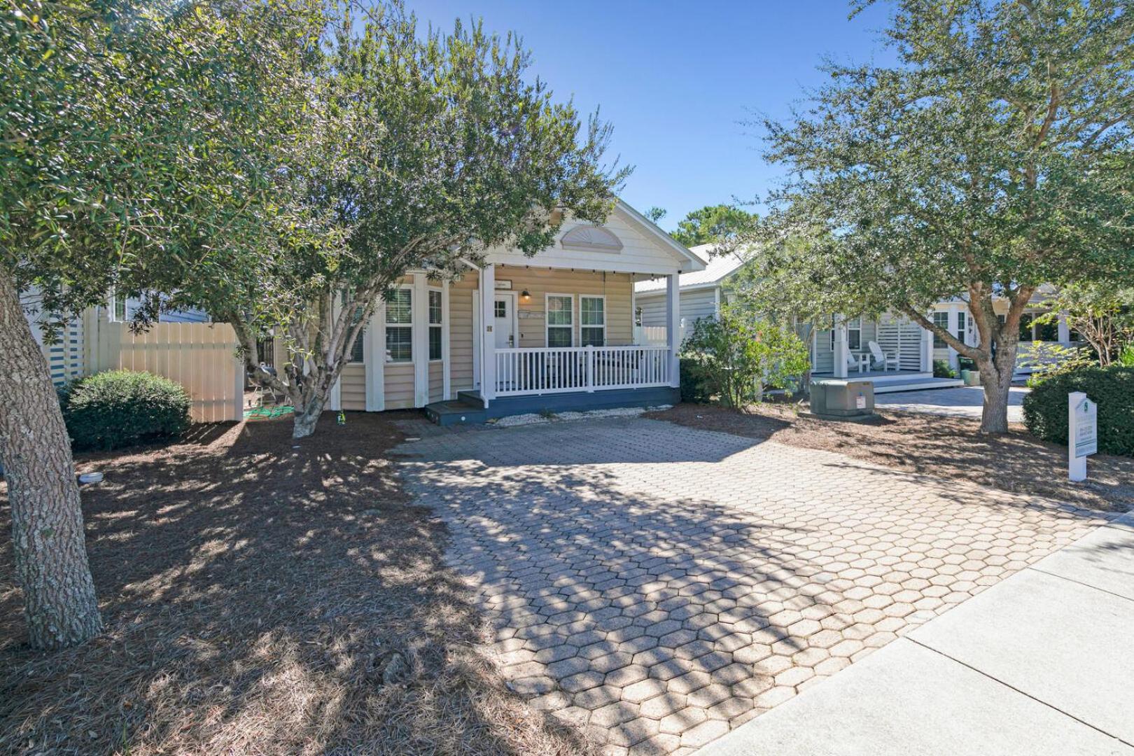 A Sunshine Daydream - Remodeled, Beach 3 Blocks, mins to Seaside square with communal pool view 4