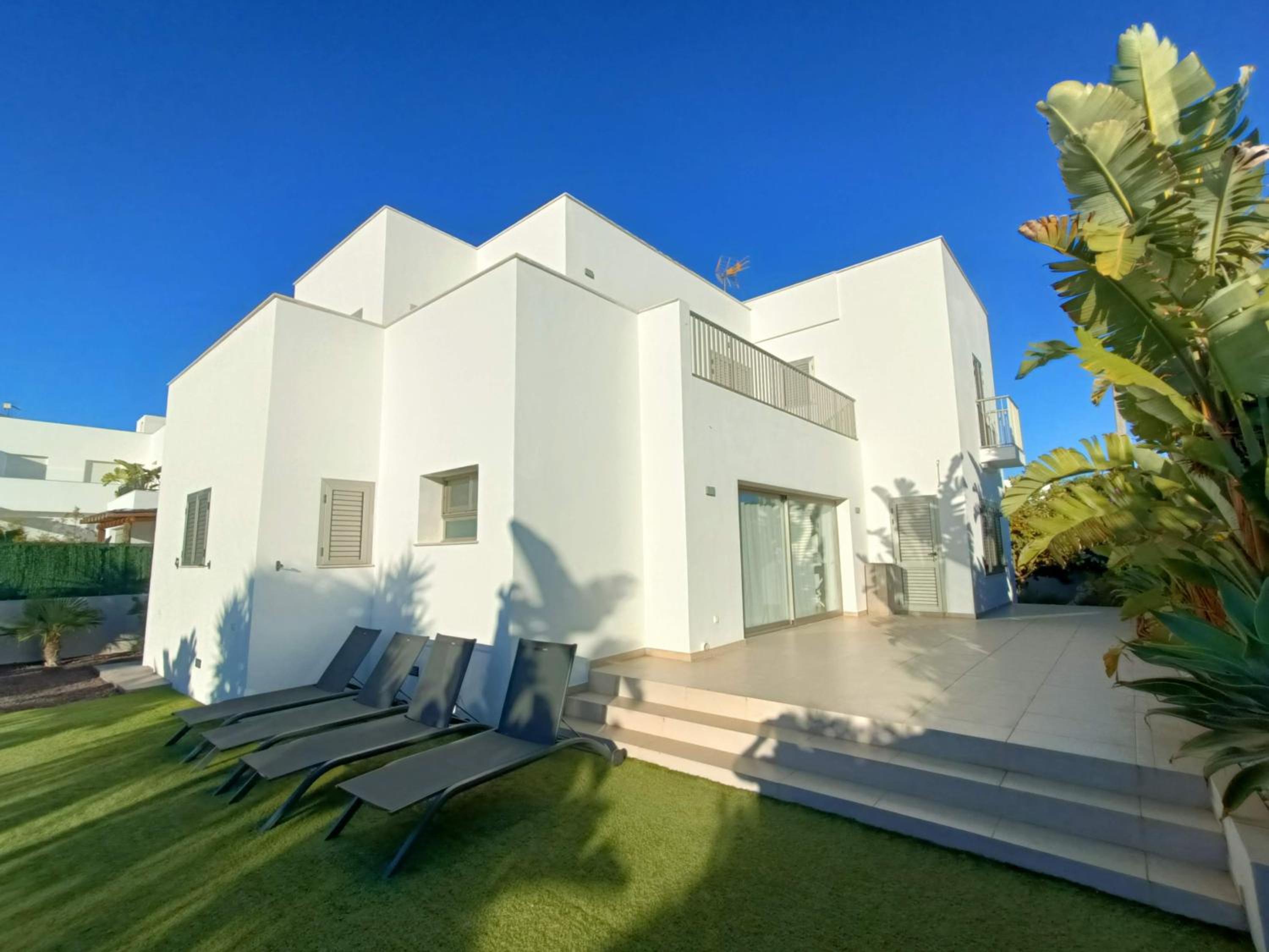 Moderna casa con piscina privada