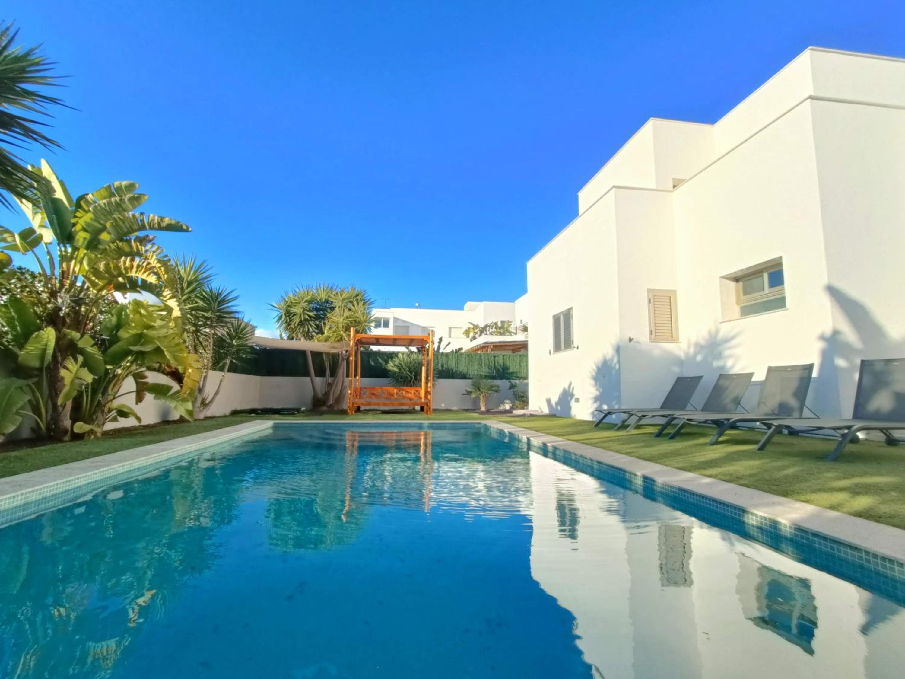 Moderna casa con piscina privada