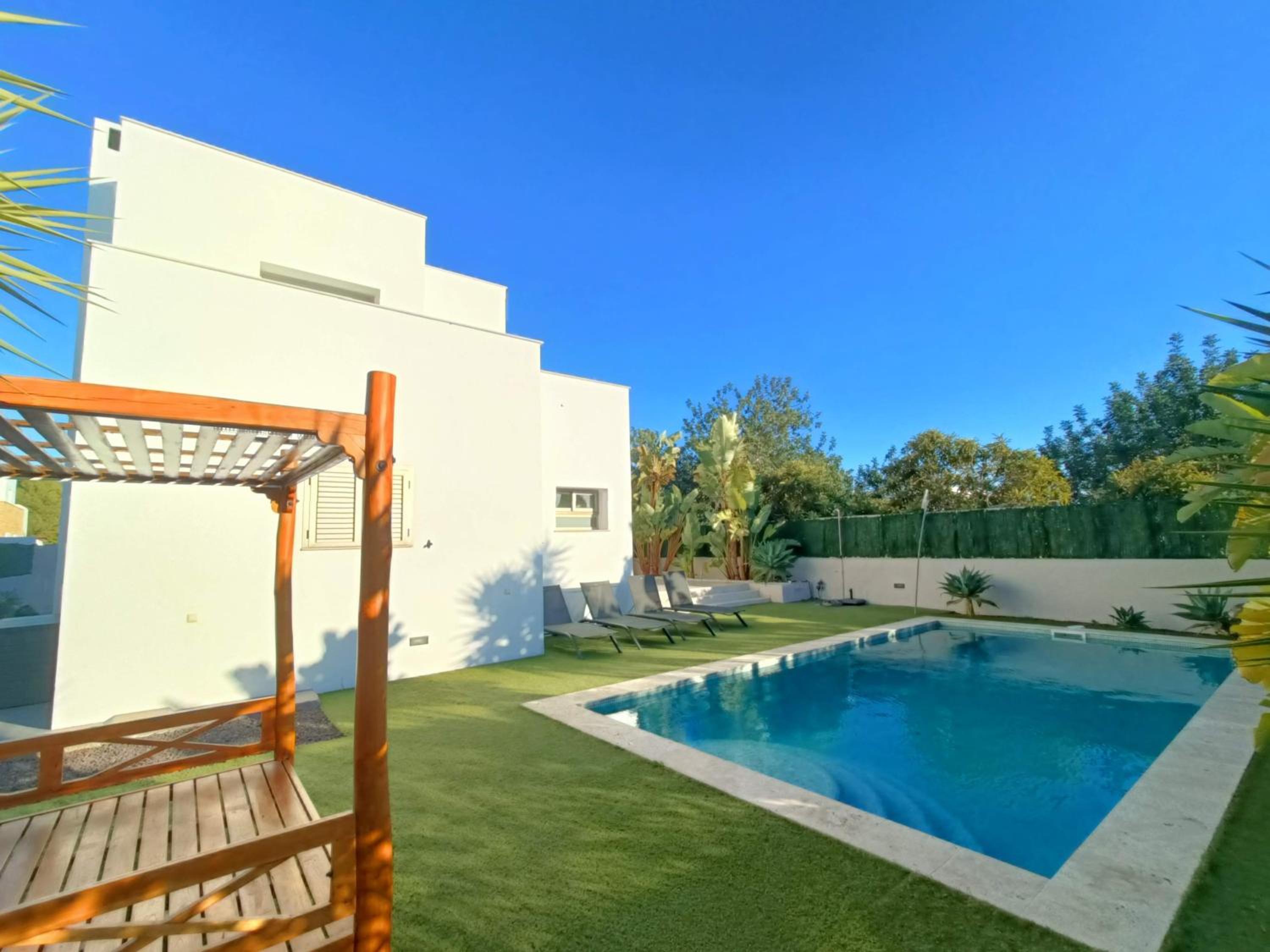 Moderna casa con piscina privada