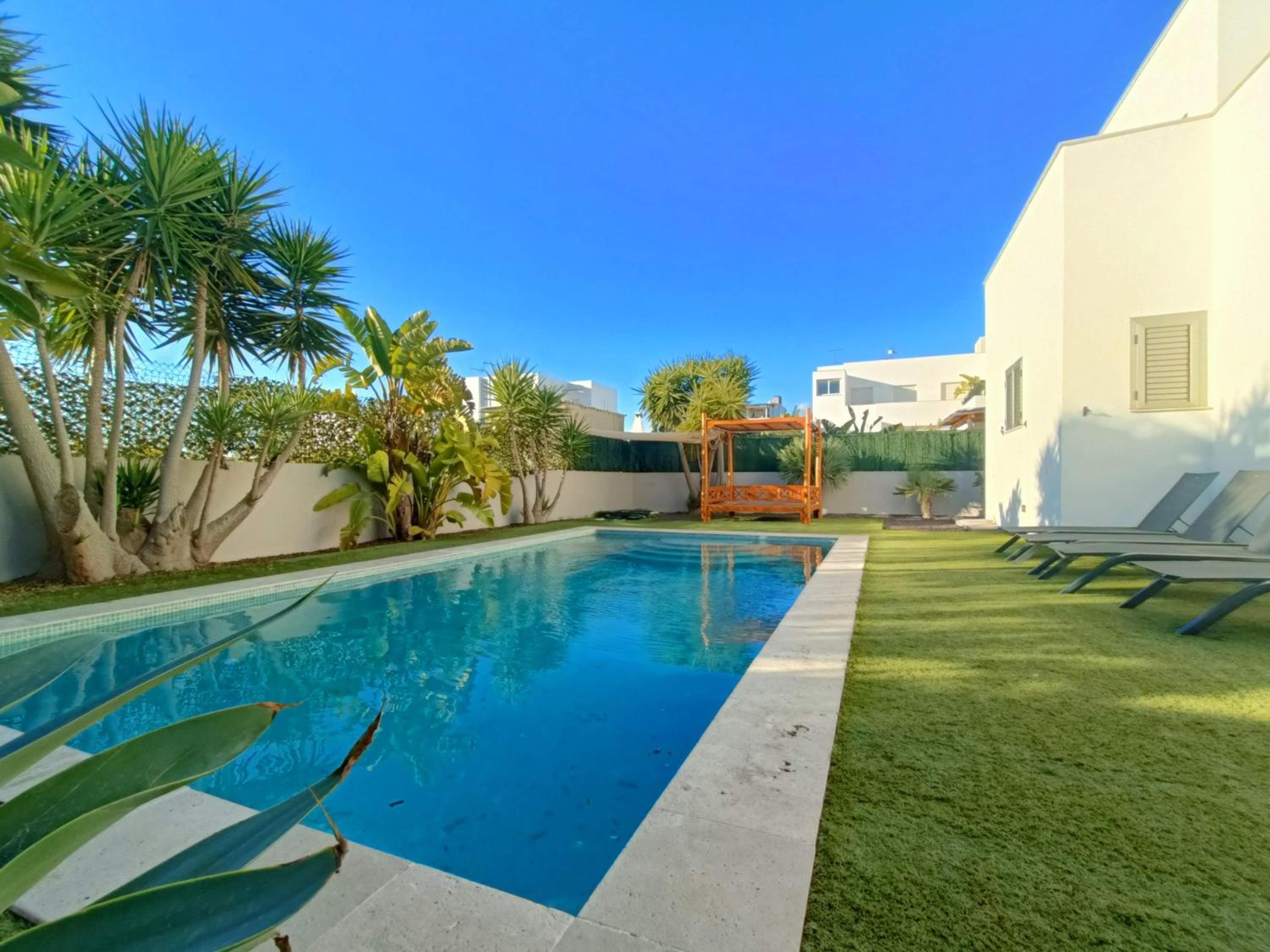 Moderna casa con piscina privada