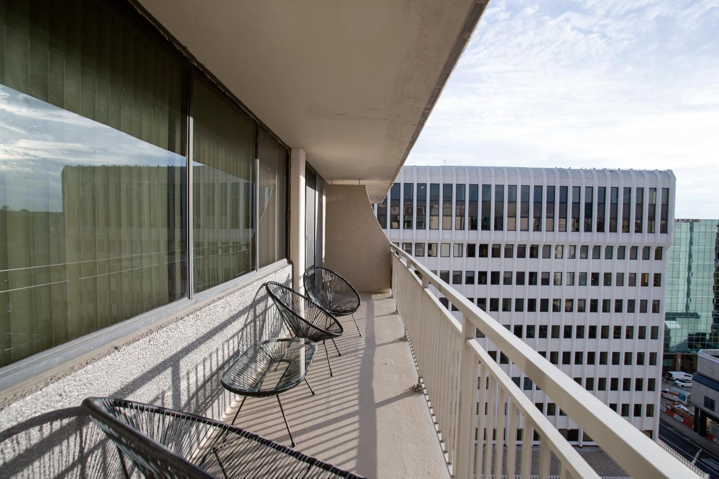 Located Crystal City Apt with Dazzling Amenities