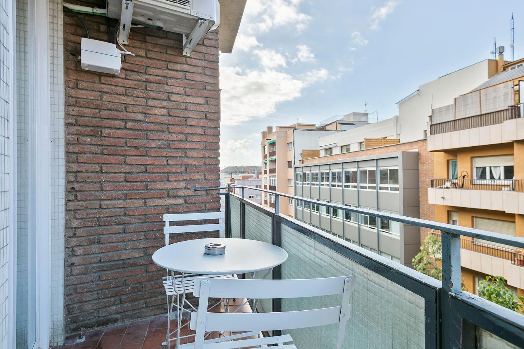 The White Flats Les Corts