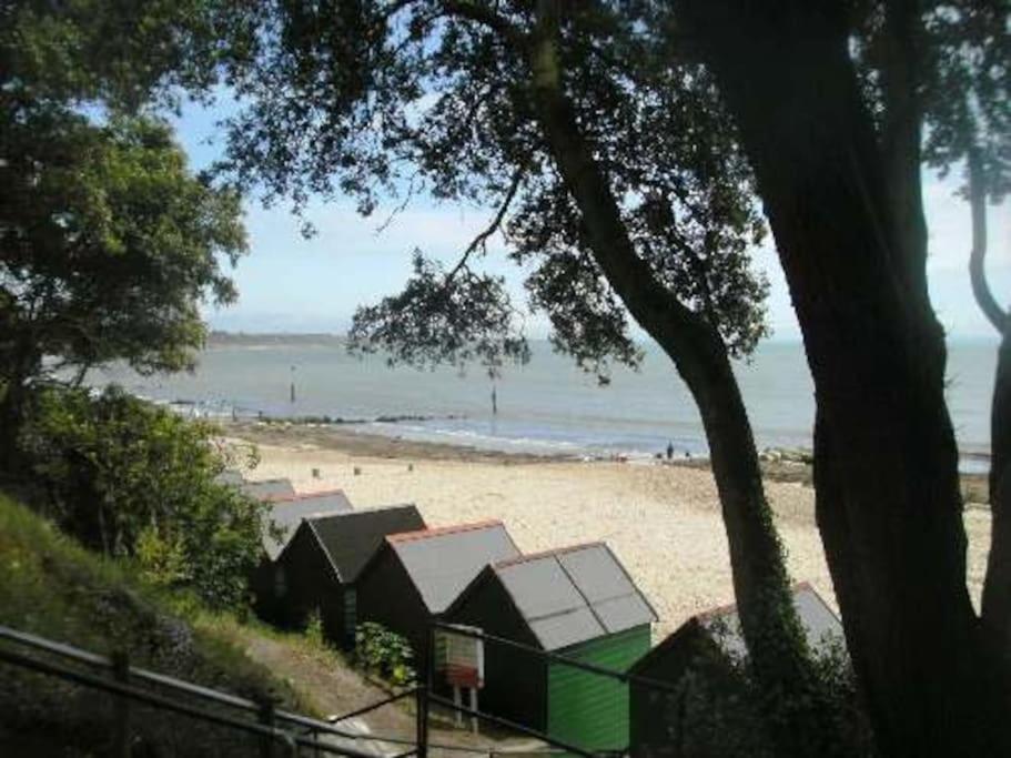 AVON BEACH RETREAT by BOURNECOAST- A Lovely Bungalow by the Sea with a Garden and Parking - HB2087
