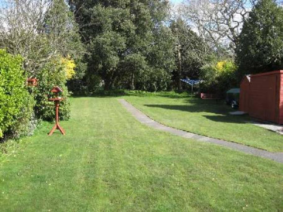 AVON BEACH RETREAT by BOURNECOAST- A Lovely Bungalow by the Sea with a Garden and Parking - HB2087