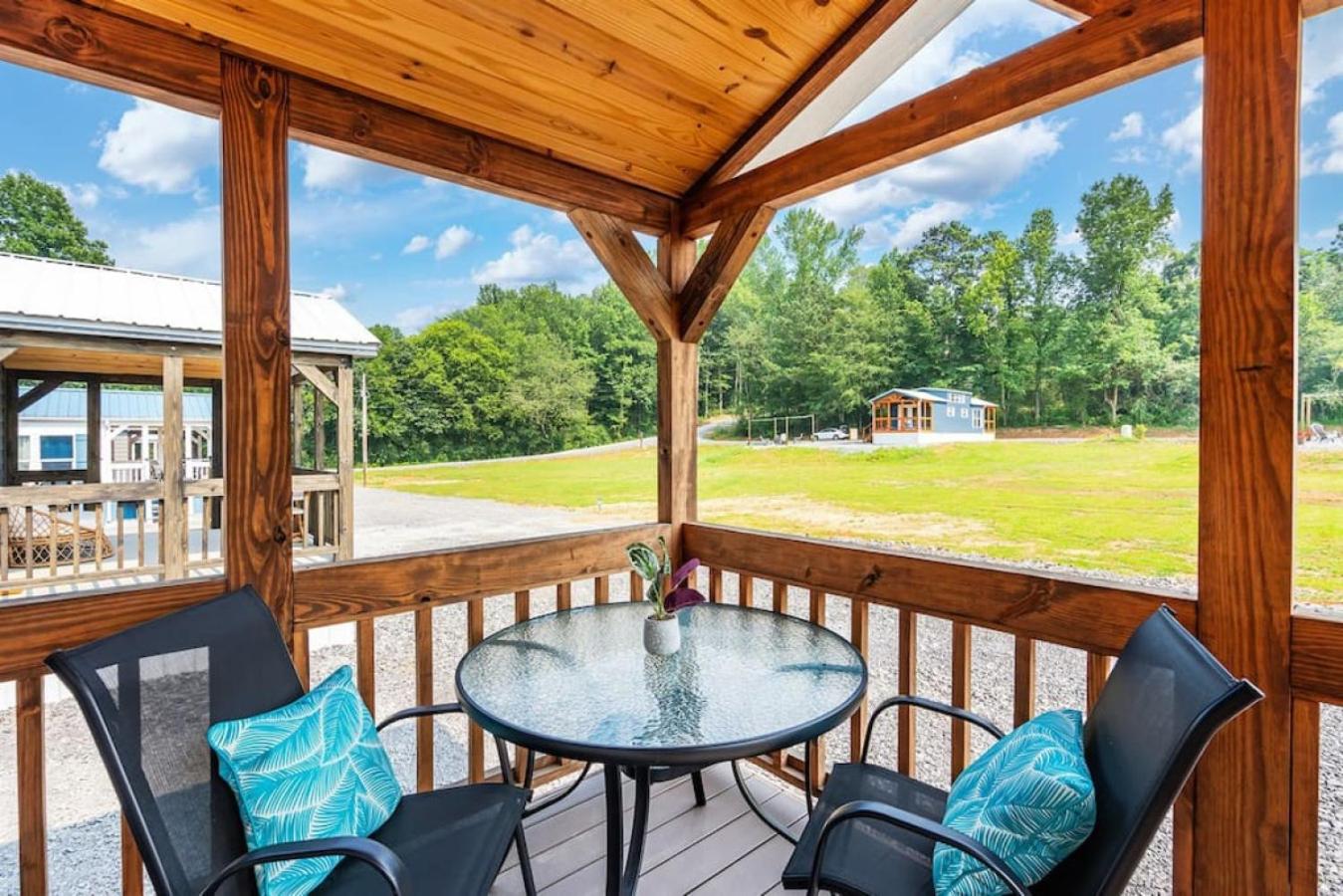 6 A Little Wanderlust Lux Tiny House, Firepit, Boat Parking, 5 Mins to Lake, Downtown view 2