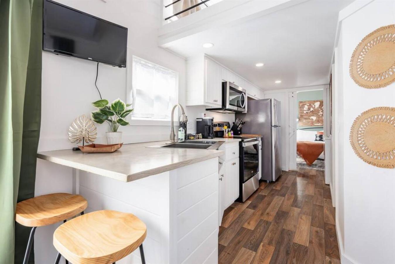 6 A Little Wanderlust Lux Tiny House, Firepit, Boat Parking, 5 Mins to Lake, Downtown view 3