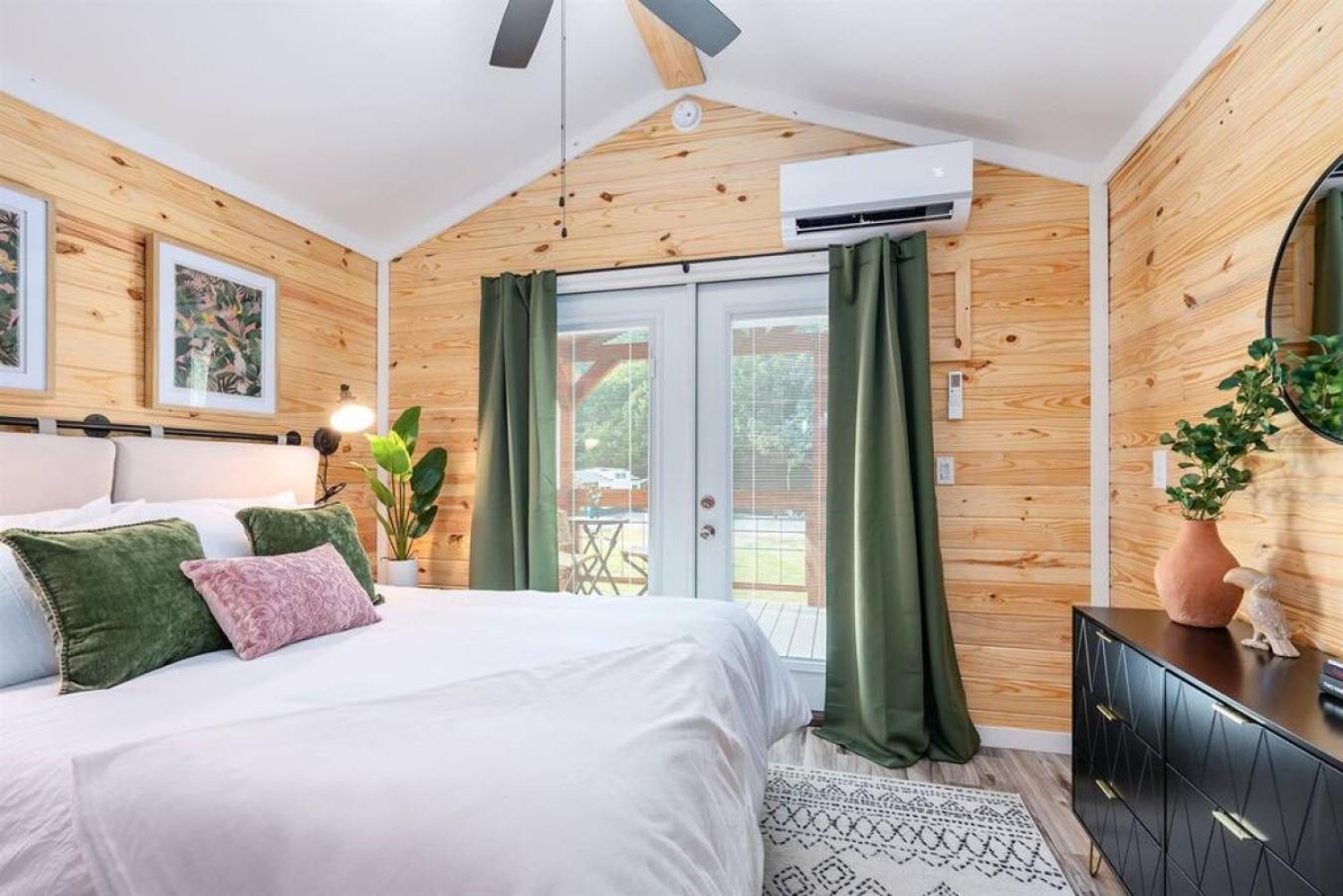 8 All Decked Out, Luxury Tiny House, Boat Parking Mins to Lake Guntersville, Downtown - Property Image 30