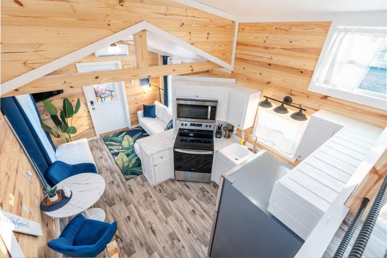 8 All Decked Out, Luxury Tiny House, Boat Parking Mins to Lake Guntersville, Downtown - Property Image 3