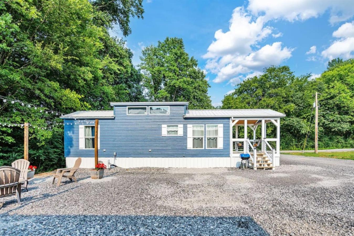 2 Villa D'Azur Luxury Tiny House Mins to Lake Guntersville, Downtown, Firepit view 3