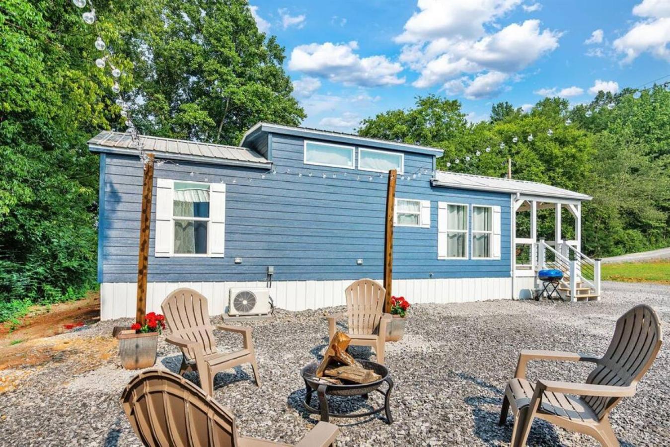 2 Villa D'Azur Luxury Tiny House Mins to Lake Guntersville, Downtown, Firepit view 5