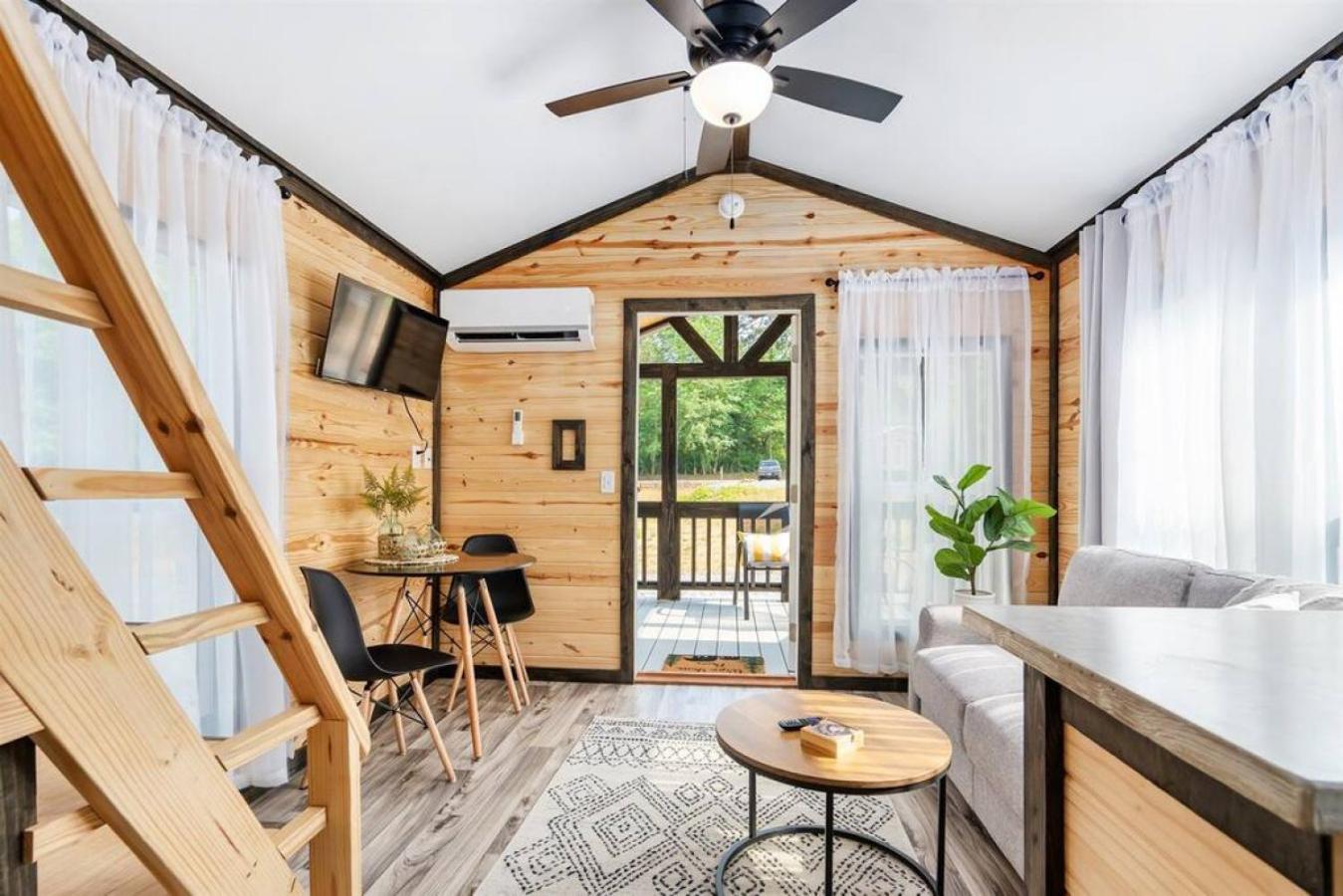 3 Bearly Working Luxury Tiny House Firepit Mins to Lake Guntersville view 2