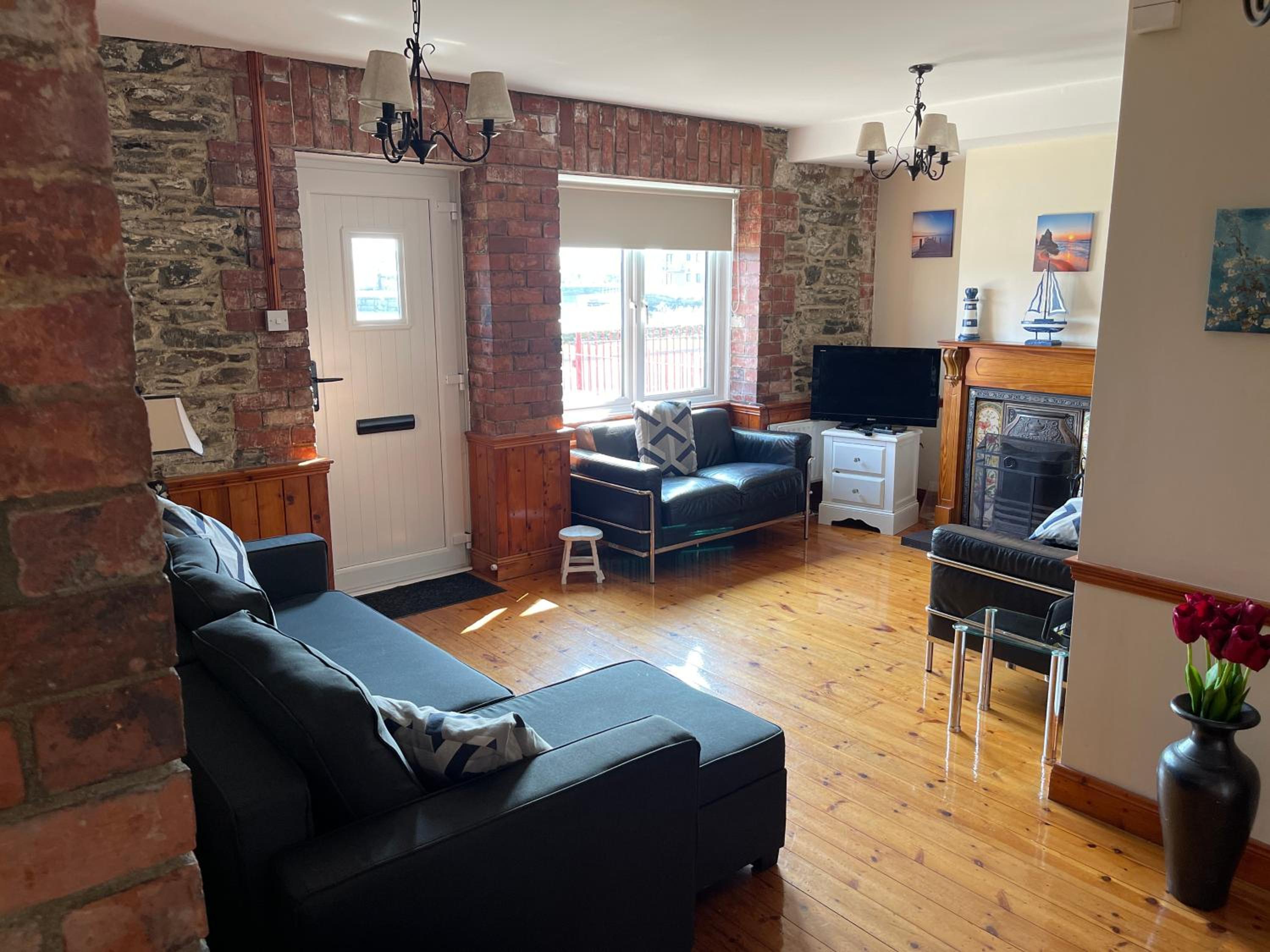 Lovely apartment overlooking the harbour and bay view 2