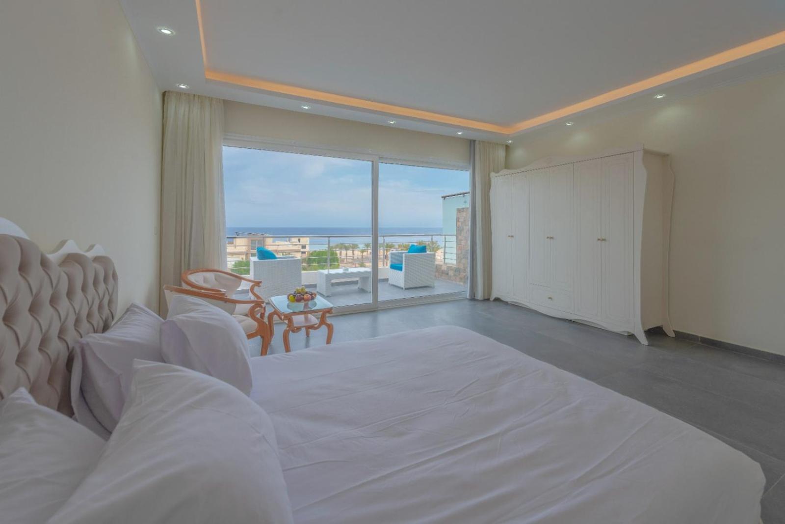 unique villa with heated pool and Spa view 2