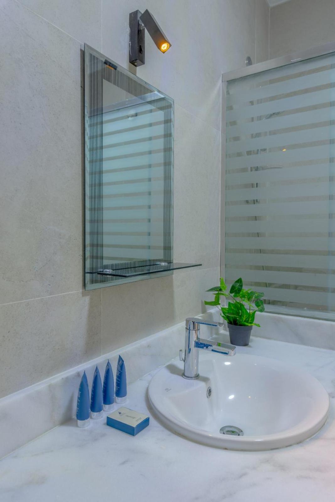 unique villa with heated pool and Spa view 4
