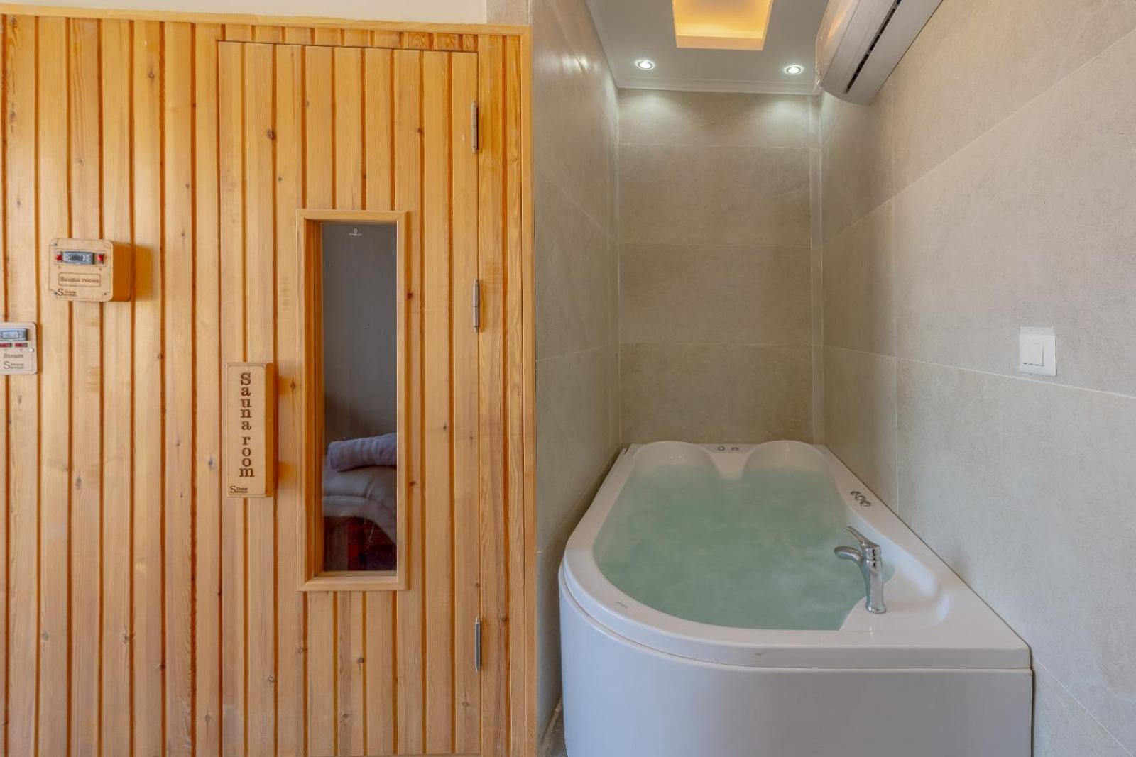 unique villa with heated pool and Spa view 3