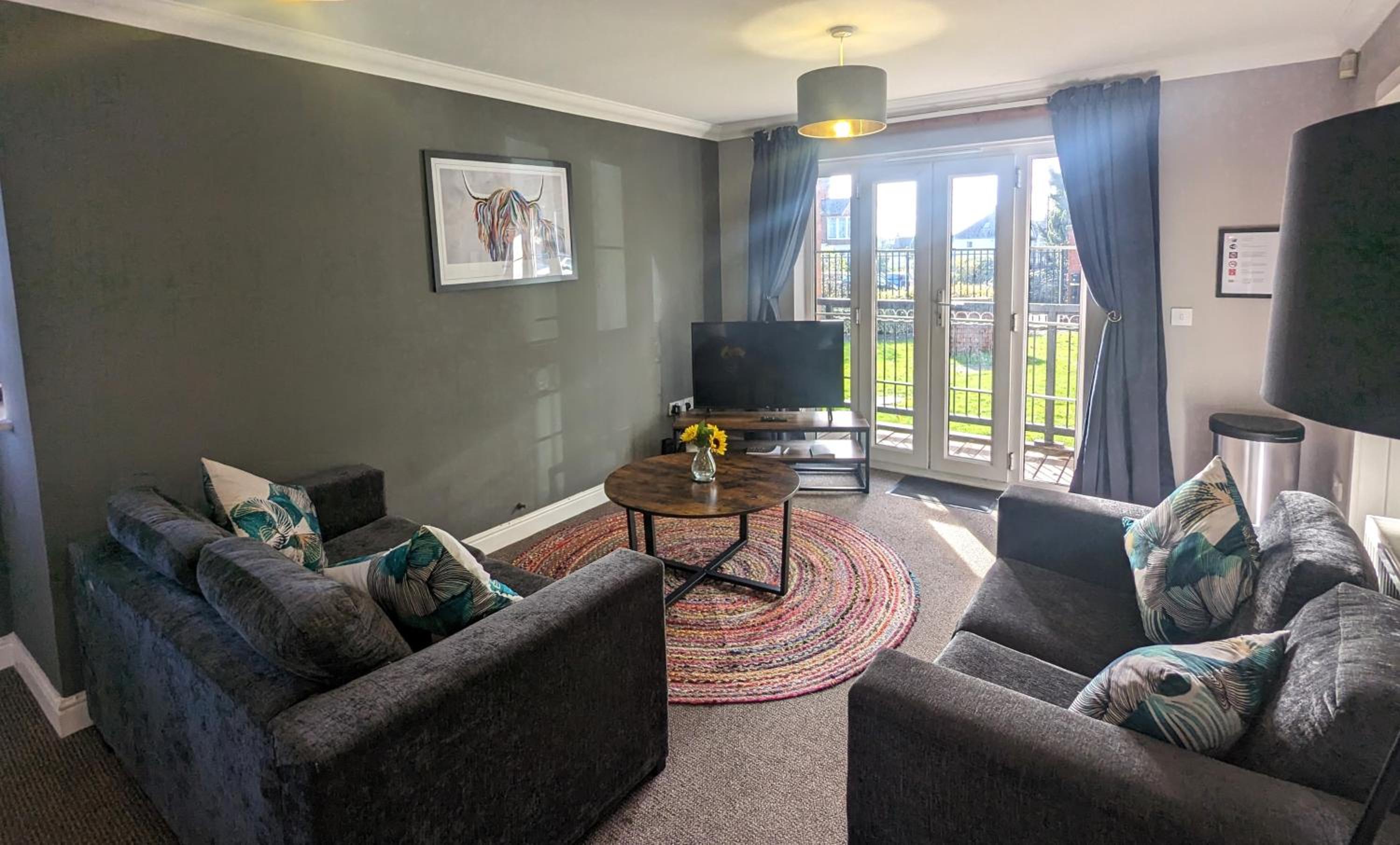 Superb Modern Apartment, FREE Secure Parking!