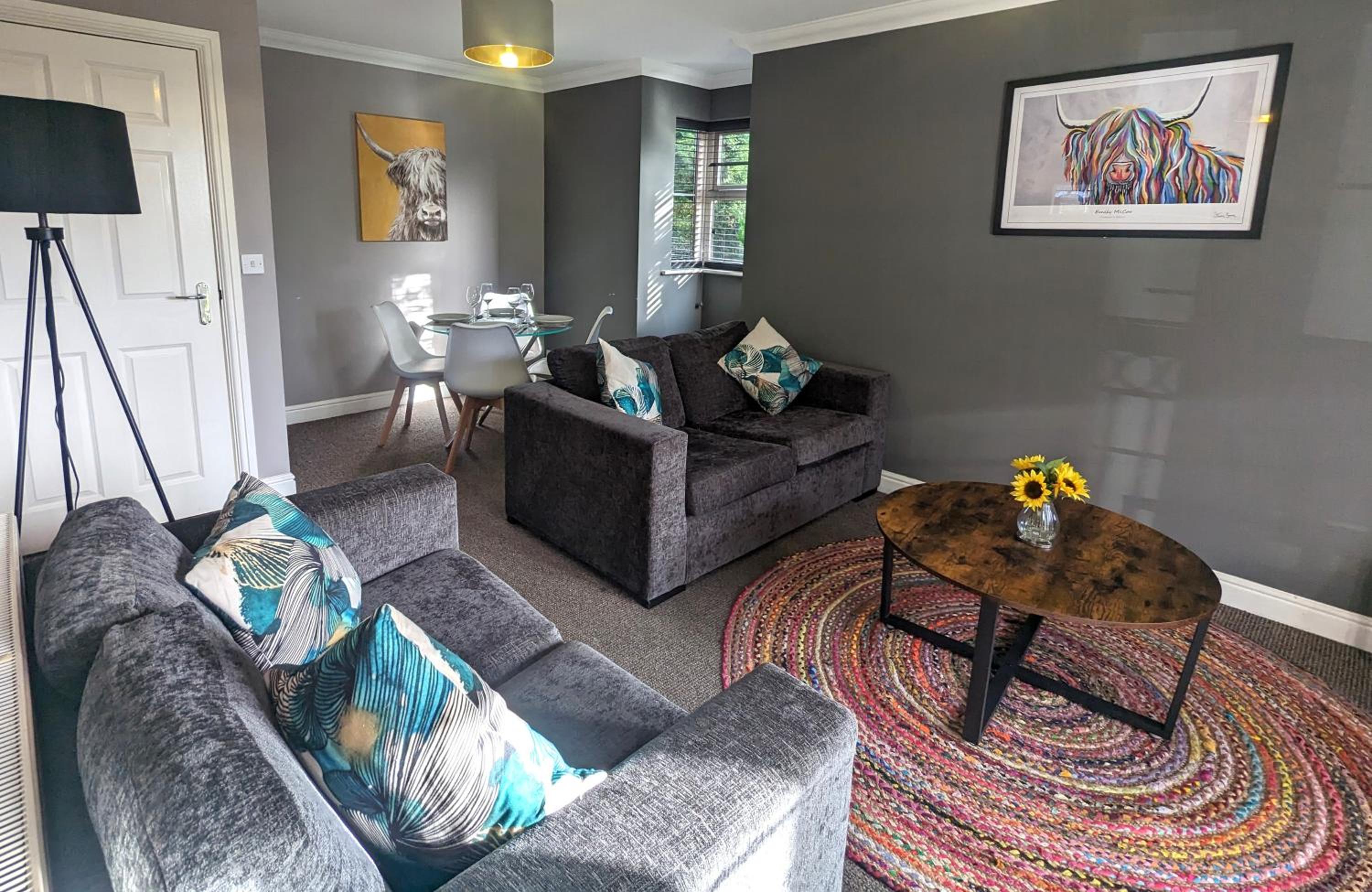 Superb Modern Apartment, FREE Secure Parking!