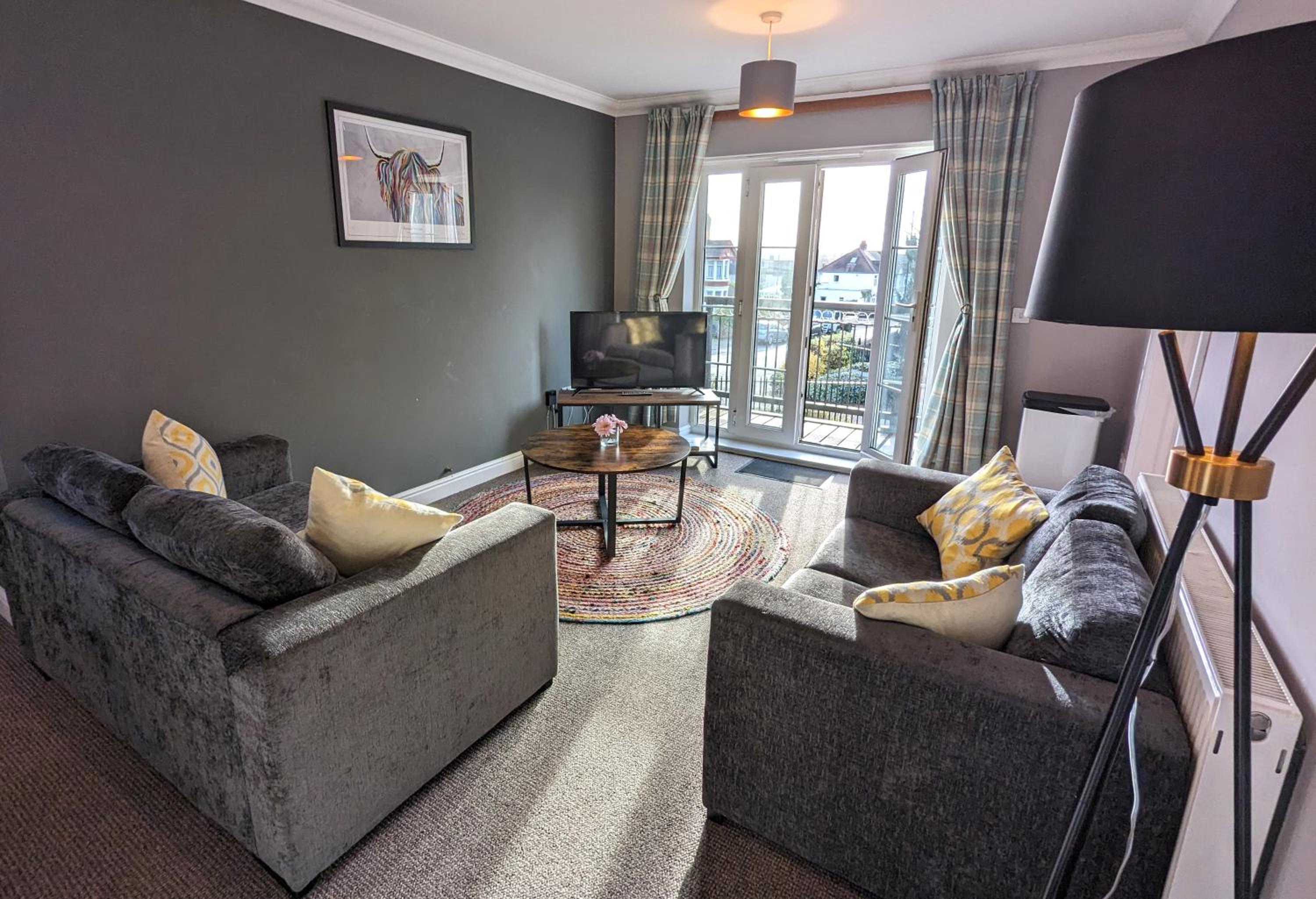 Stylish Modern Apartment, FREE SECURE Parking view 4