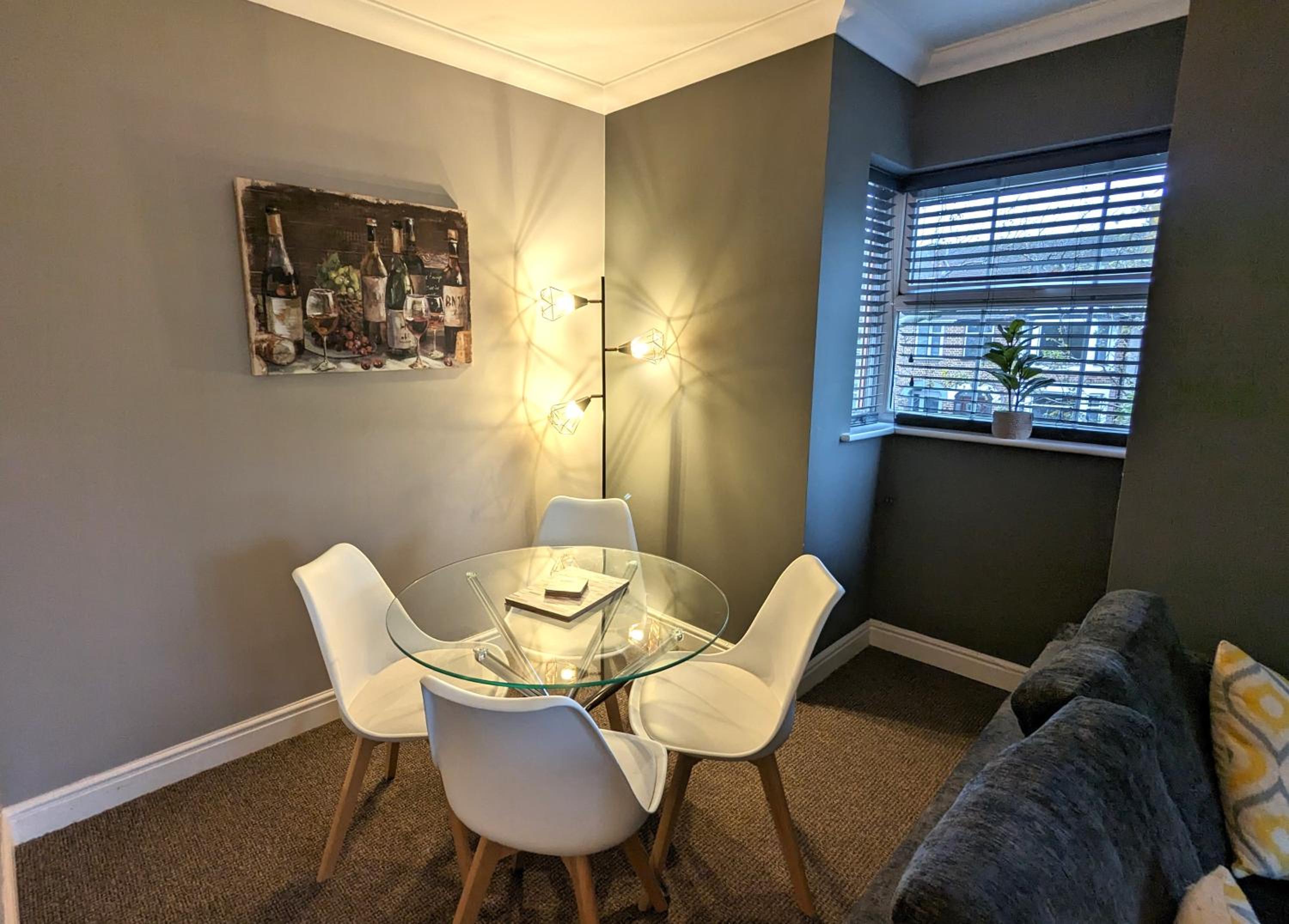 Stylish Modern Apartment, FREE SECURE Parking view 5