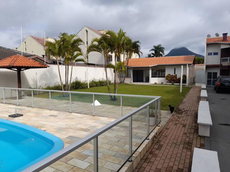Condomínio com piscina