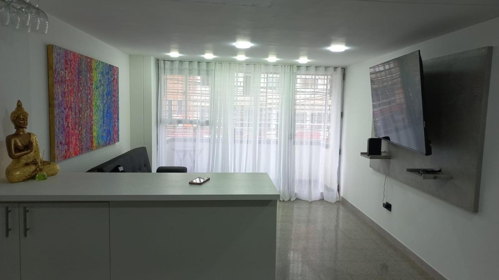 2-minutes walk away from La 70 Laureles.