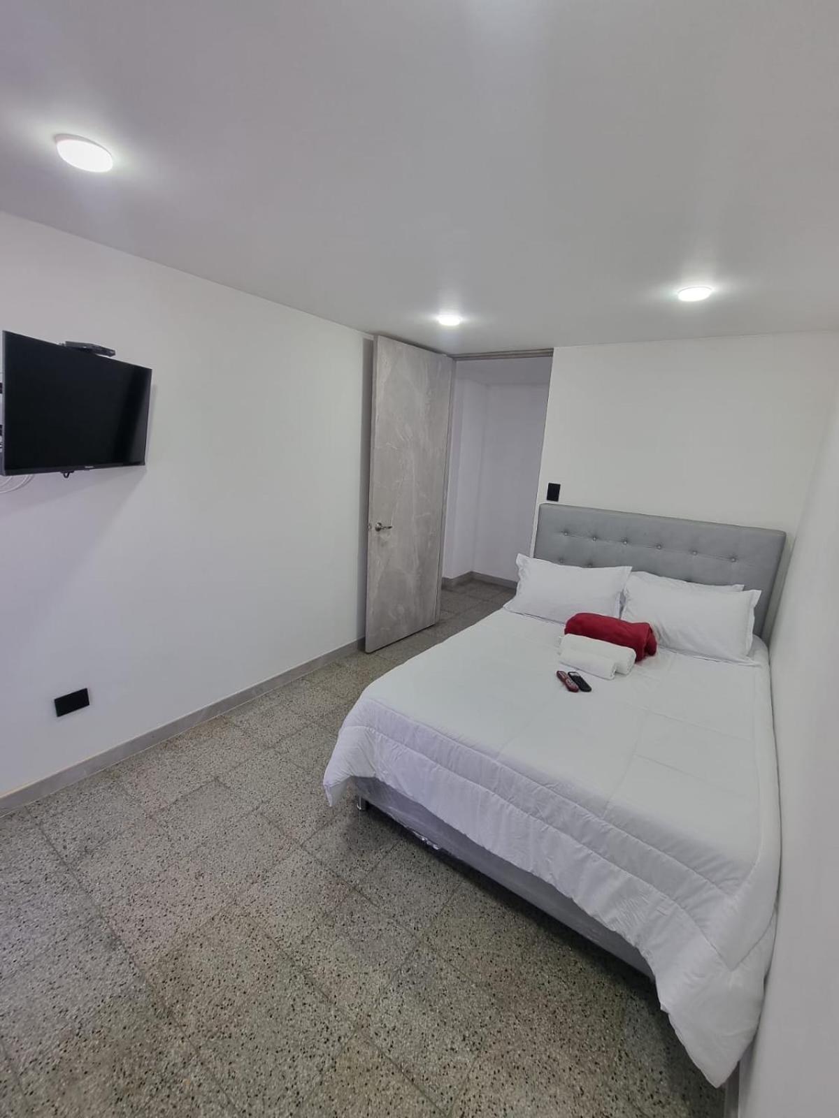 2-minutes walk away from La 70 Laureles.