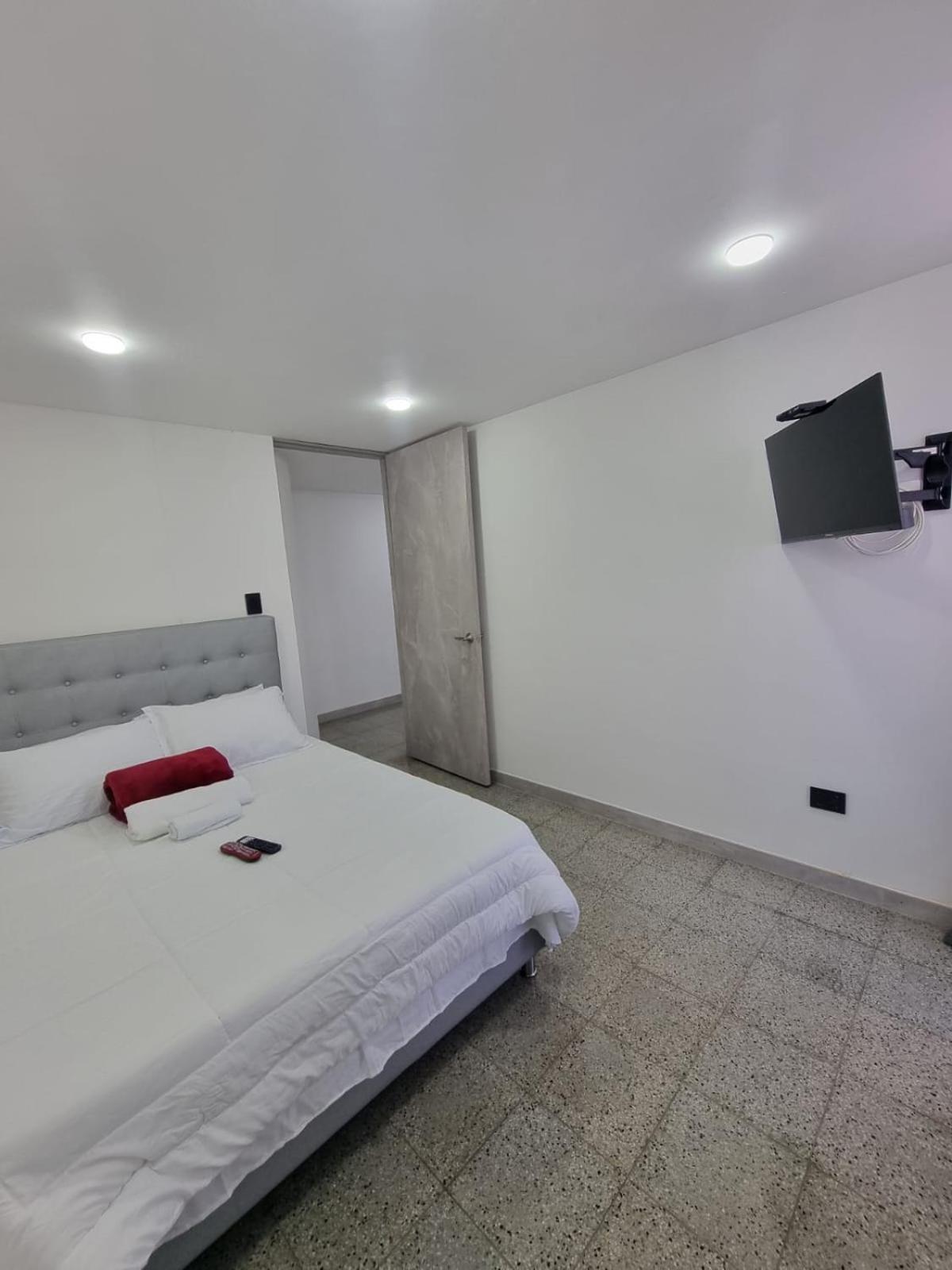 2-minutes walk away from La 70 Laureles.