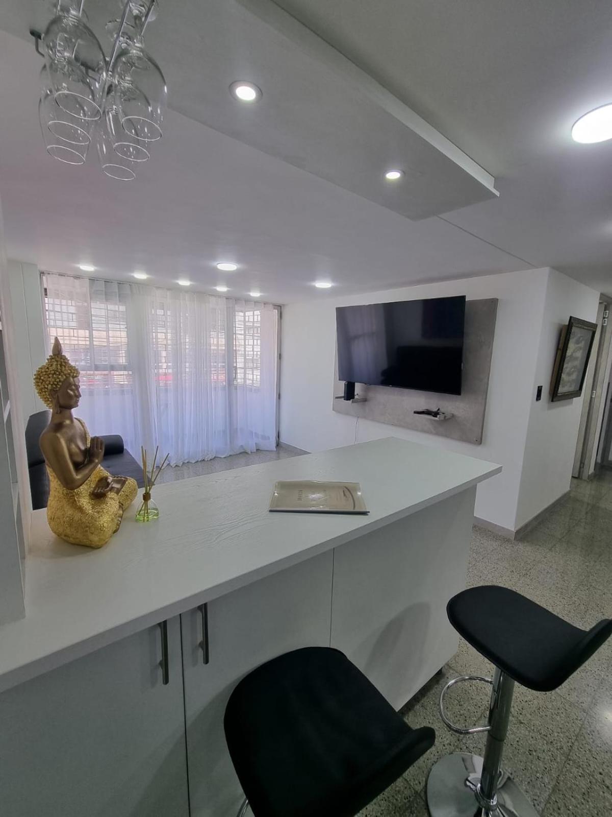 2-minutes walk away from La 70 Laureles.