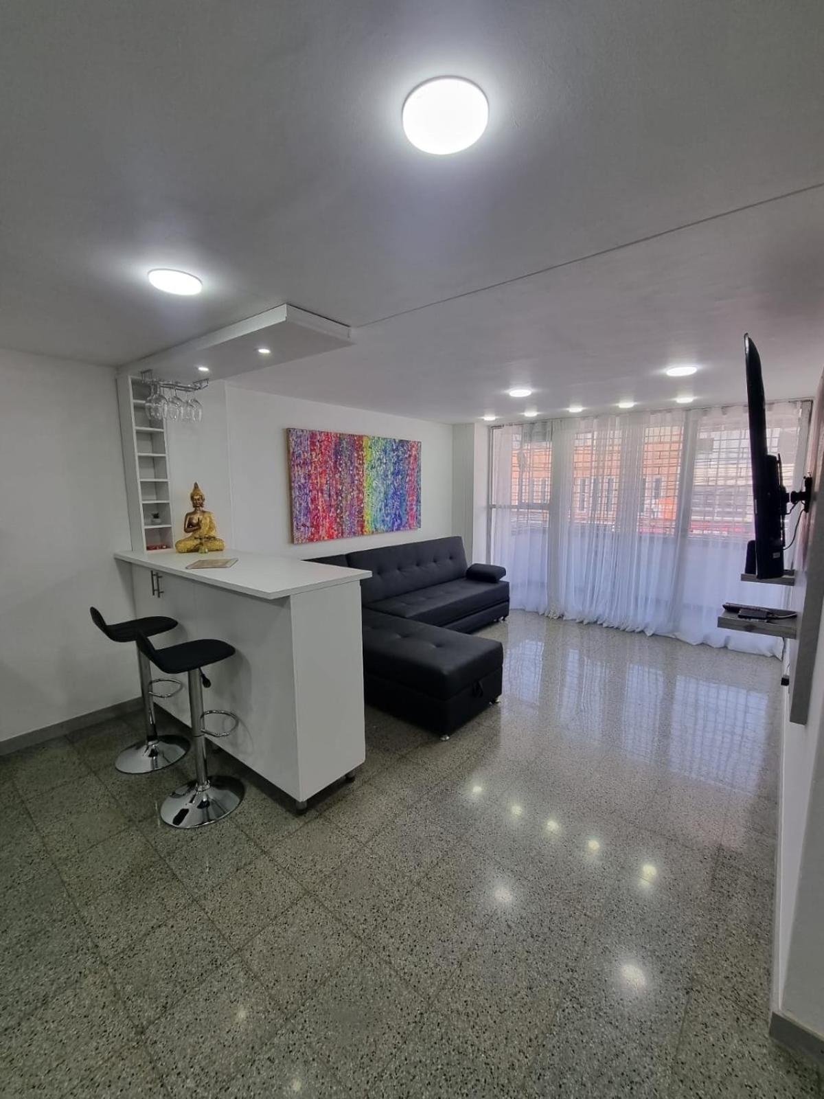 2-minutes walk away from La 70 Laureles.