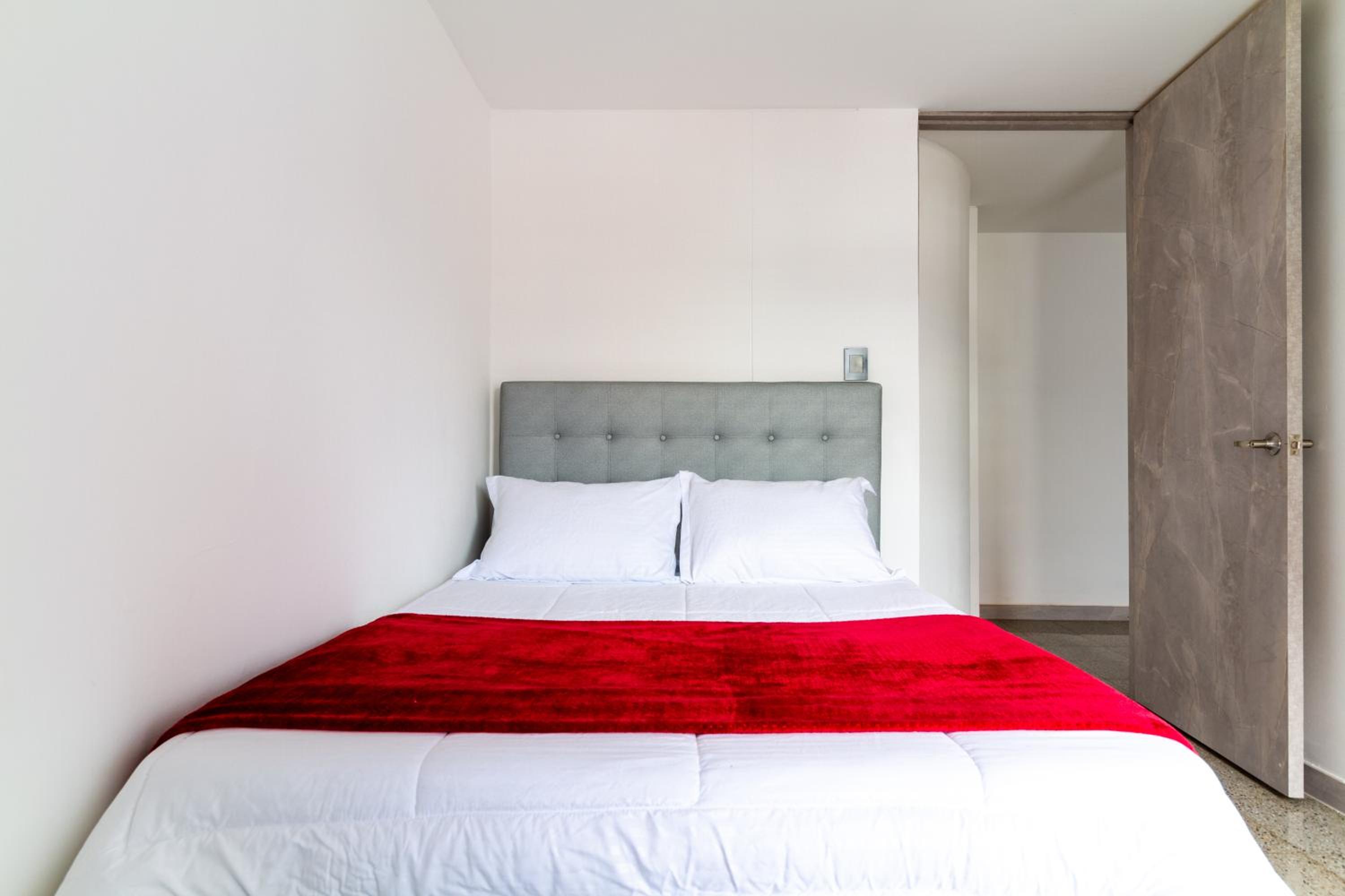 2-minutes walk away from La 70 Laureles.