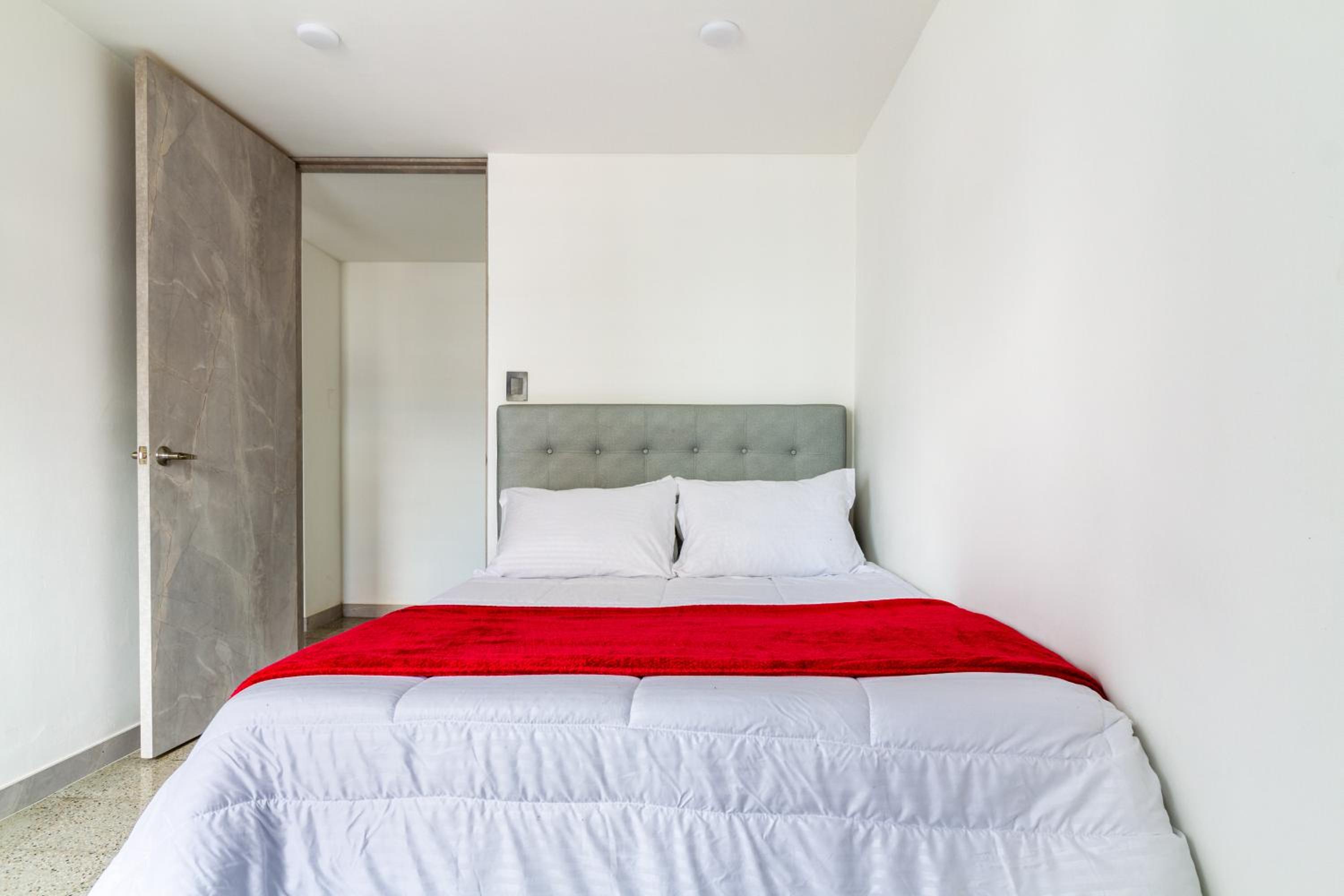 2-minutes walk away from La 70 Laureles.