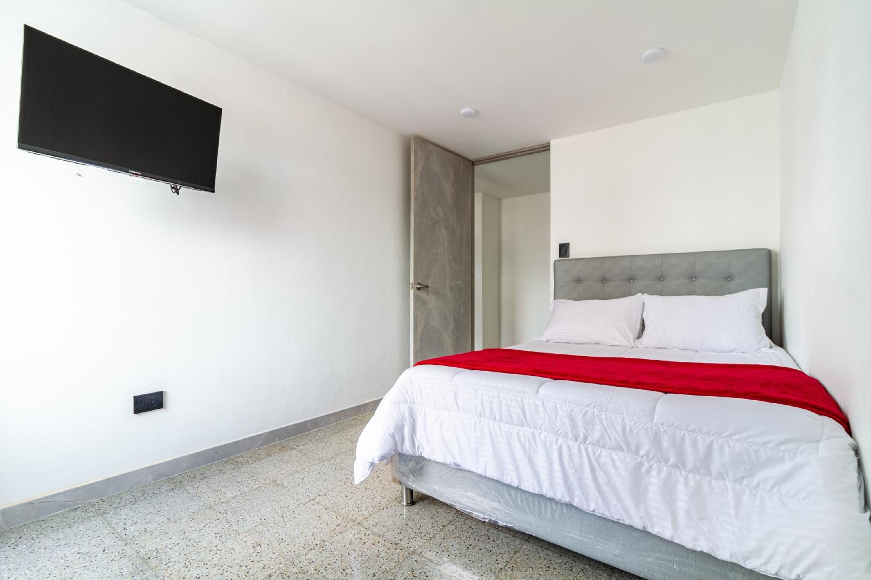 2-minutes walk away from La 70 Laureles.