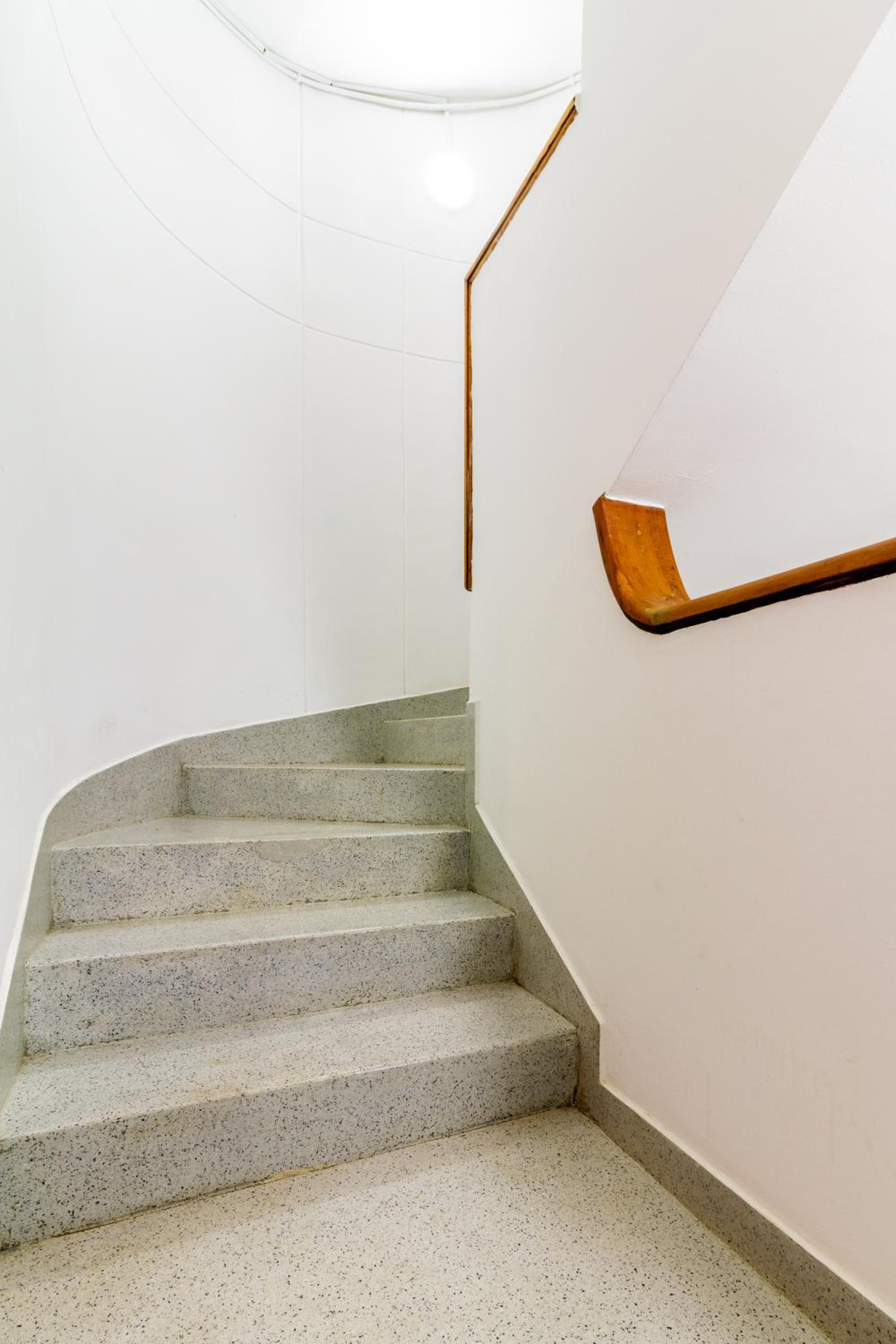 2-minutes walk away from La 70 Laureles.