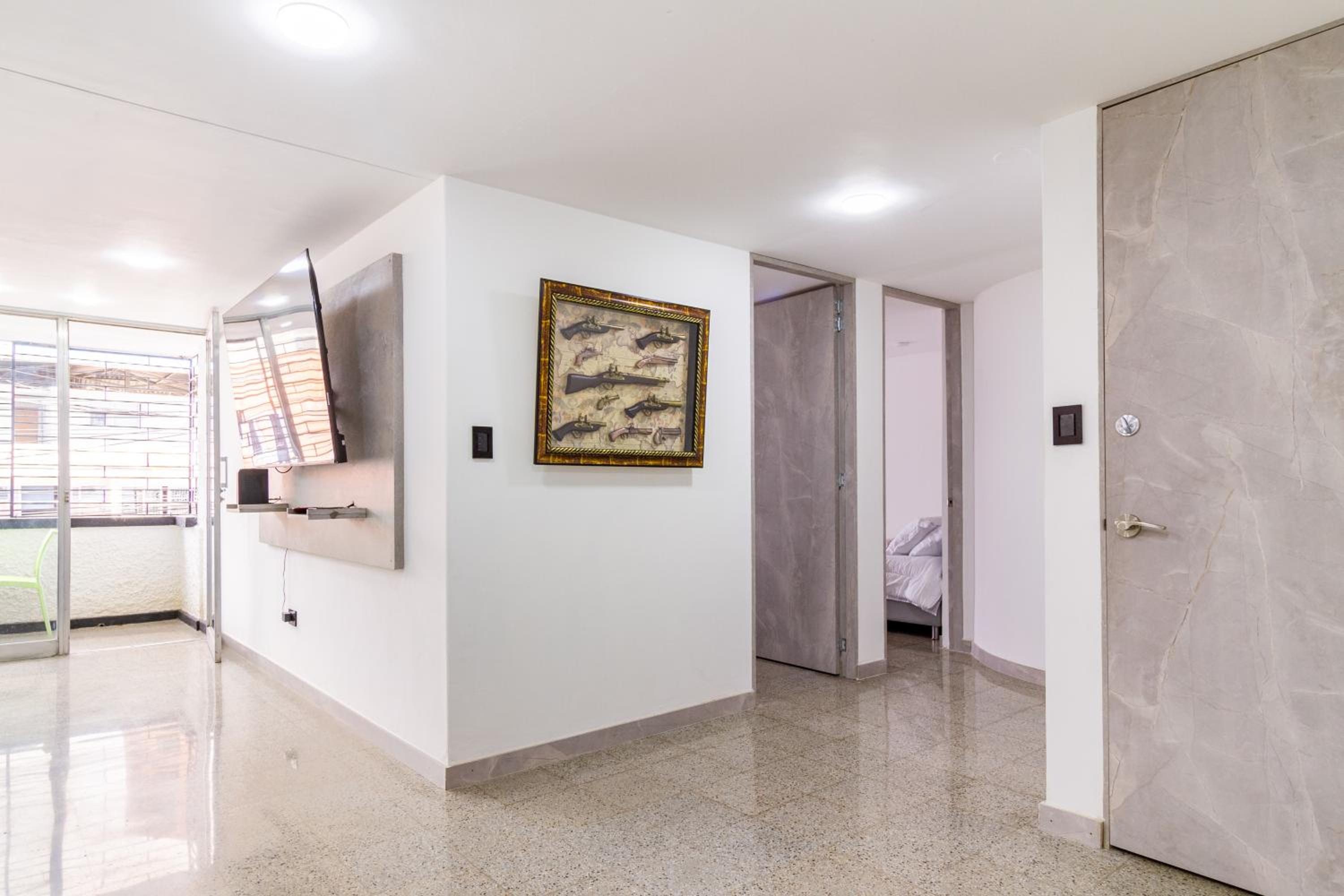 2-minutes walk away from La 70 Laureles.