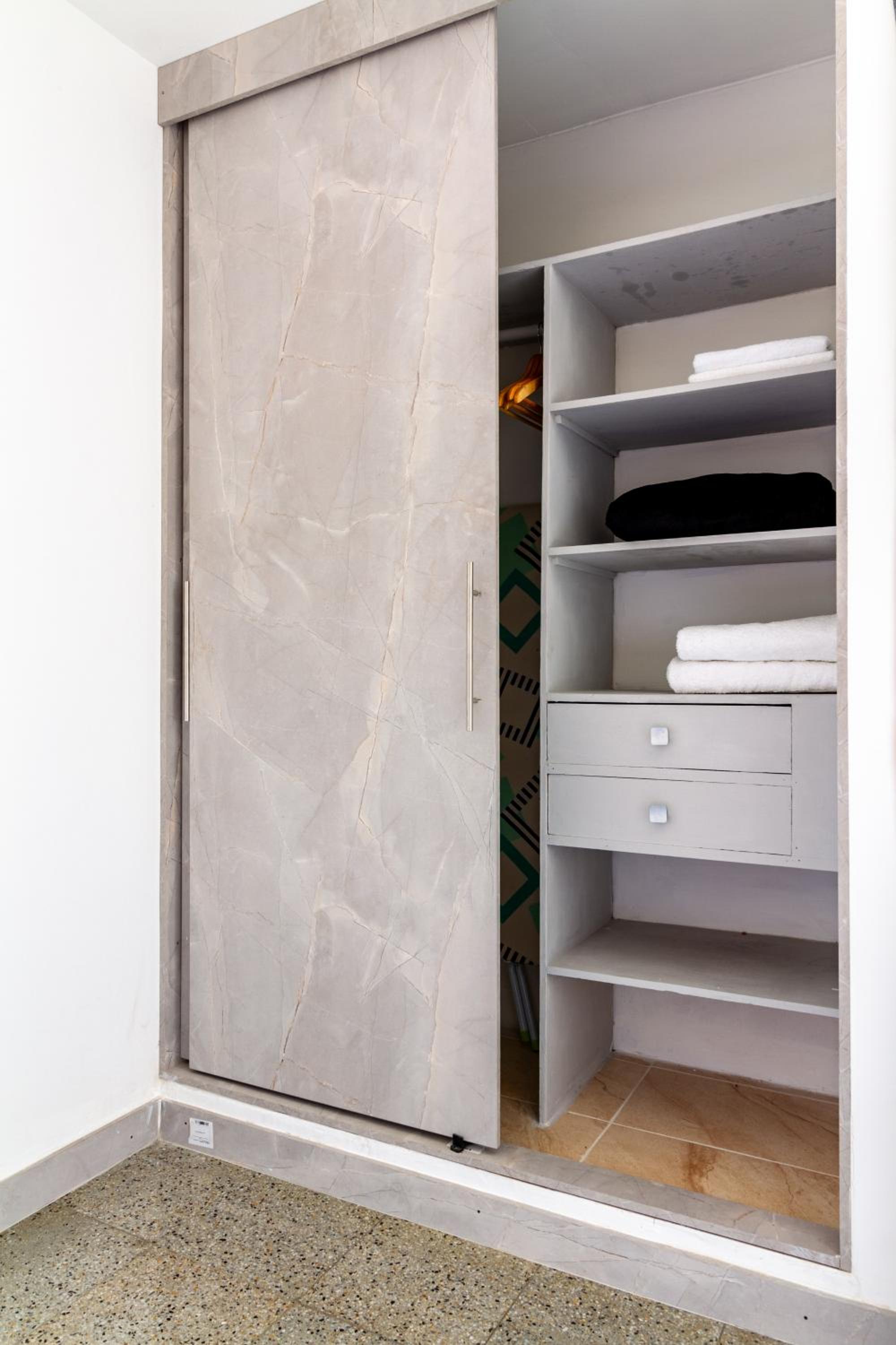 2-minutes walk away from La 70 Laureles.